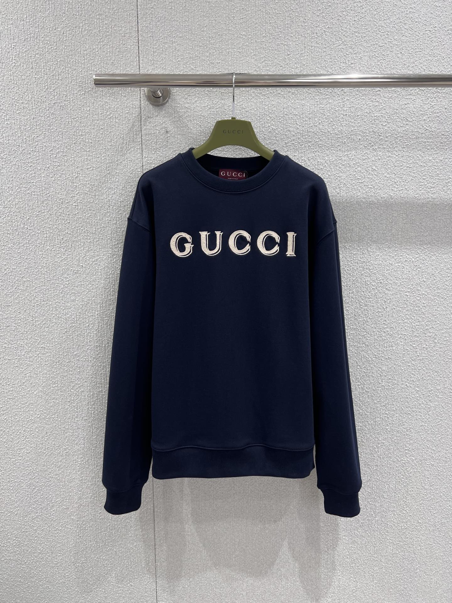 NO:716011,Support Gucc* 26Ss early spring new style dark blue letter embroidered round neck sweatshirt | Exclusively developed by yb!  High quality production!  It is based on classic navy blue and uses three-dimensional embroidery technology for the iconic letters. It is flipped to present a unique visual effect, breaking the stereotype of traditional logos. The heavy cotton blended fabric is both stiff and skin-friendly, and the loose shoulder cut is suitable for a variety of body shapes. It can be easily paired with jeans or skirts to create a relaxed and high-end feel. It is an evergreen item in the wardrobe regardless of season. Ready-made S/M/L real shot details, gucci, hoodie, sweatshirts, skirts, jeans,19860909支持换款 Gucc* 26Ss早春新款 深蓝色字母刺绣圆领卫衣丨独家yb开发！高版出品！以经典藏蓝为底,标志性字母采用立体刺绣工艺,翻转呈现独特视觉效果,打破传统logo的刻板印象.重磅棉混纺面料兼顾挺括感与亲肤性,宽松落肩剪裁适配多元身形,日常搭配牛仔裤或半裙皆可轻松营造松弛高级感,是衣橱里不分季节的常青单品.现货发售S/M/L实拍细节图,,gucci,hoodie,sweatshirts,skirts,jeans,,Women's clothing