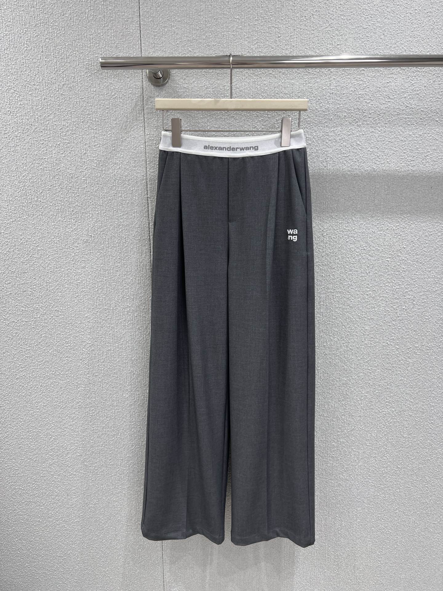NO:716715,Supports exchange of Alexander* Wang 26Ss early spring new style letter embroidered elastic waist casual pants丨Exclusive high-end version!  High-end charcoal gray and classic pure black are the main tones, and the drapey suit fabric has a matte texture. The waistband is designed with contrasting elastic bands, and is matched with letter webbing and exquisite embroidery on the trousers. The details are hidden in recognition. The high-waisted and loose wide-leg version can perfectly modify the shape of the legs and make you walk relaxedly.  It has both sense and neat tailoring. It can be paired with a crop top or a slim-fitting T-shirt every day to create a casual and cool feeling. It is a versatile item in the early spring wardrobe that has both personality and practical wear. Ready-made S/M/L real shot details,, tees, t-shirt, business  suit,19860909支持换款 Alexande* Wang 26Ss早春新款 字母刺绣橡筋腰休闲裤丨独家高版出品！高级炭灰与经典纯黑为主调,垂坠感十足的西装面料自带哑光质感.腰头采用撞色橡筋设计,搭配字母织带与裤身精致刺绣,细节中暗藏辨识度.高腰宽松阔腿版型能完美修饰腿型,走路带风的松弛感与利落剪裁兼具,日常搭配短款上衣或修身T恤都能营造随性酷感,是早春衣橱里兼具个性与实穿性的百搭单品.现货发售S/M/L实拍细节图,,tees，t-shirt,business suit,,Women's clothing