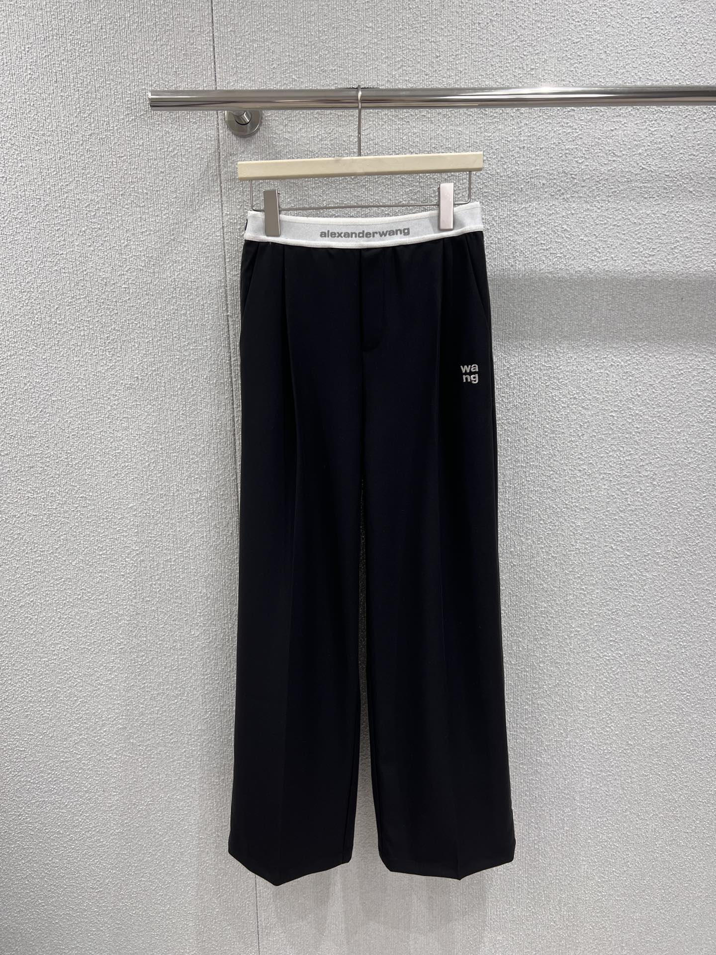 NO:716718,Supports exchange of Alexander* Wang 26Ss early spring new style letter embroidered elastic waist casual pants丨Exclusive high-end version!  High-end charcoal gray and classic pure black are the main tones, and the drapey suit fabric has a matte texture. The waistband is designed with contrasting elastic bands, and is matched with letter webbing and exquisite embroidery on the trousers. The details are hidden in recognition. The high-waisted and loose wide-leg version can perfectly modify the shape of the legs and make you walk relaxedly.  It has both sense and neat tailoring. It can be paired with a crop top or a slim-fitting T-shirt every day to create a casual and cool feeling. It is a versatile item in the early spring wardrobe that has both personality and practical wear. Ready-made S/M/L real shot details,, tees, t-shirt, business  suit,19860909支持换款 Alexande* Wang 26Ss早春新款 字母刺绣橡筋腰休闲裤丨独家高版出品！高级炭灰与经典纯黑为主调,垂坠感十足的西装面料自带哑光质感.腰头采用撞色橡筋设计,搭配字母织带与裤身精致刺绣,细节中暗藏辨识度.高腰宽松阔腿版型能完美修饰腿型,走路带风的松弛感与利落剪裁兼具,日常搭配短款上衣或修身T恤都能营造随性酷感,是早春衣橱里兼具个性与实穿性的百搭单品.现货发售S/M/L实拍细节图,,tees，t-shirt,business suit,,Women's clothing