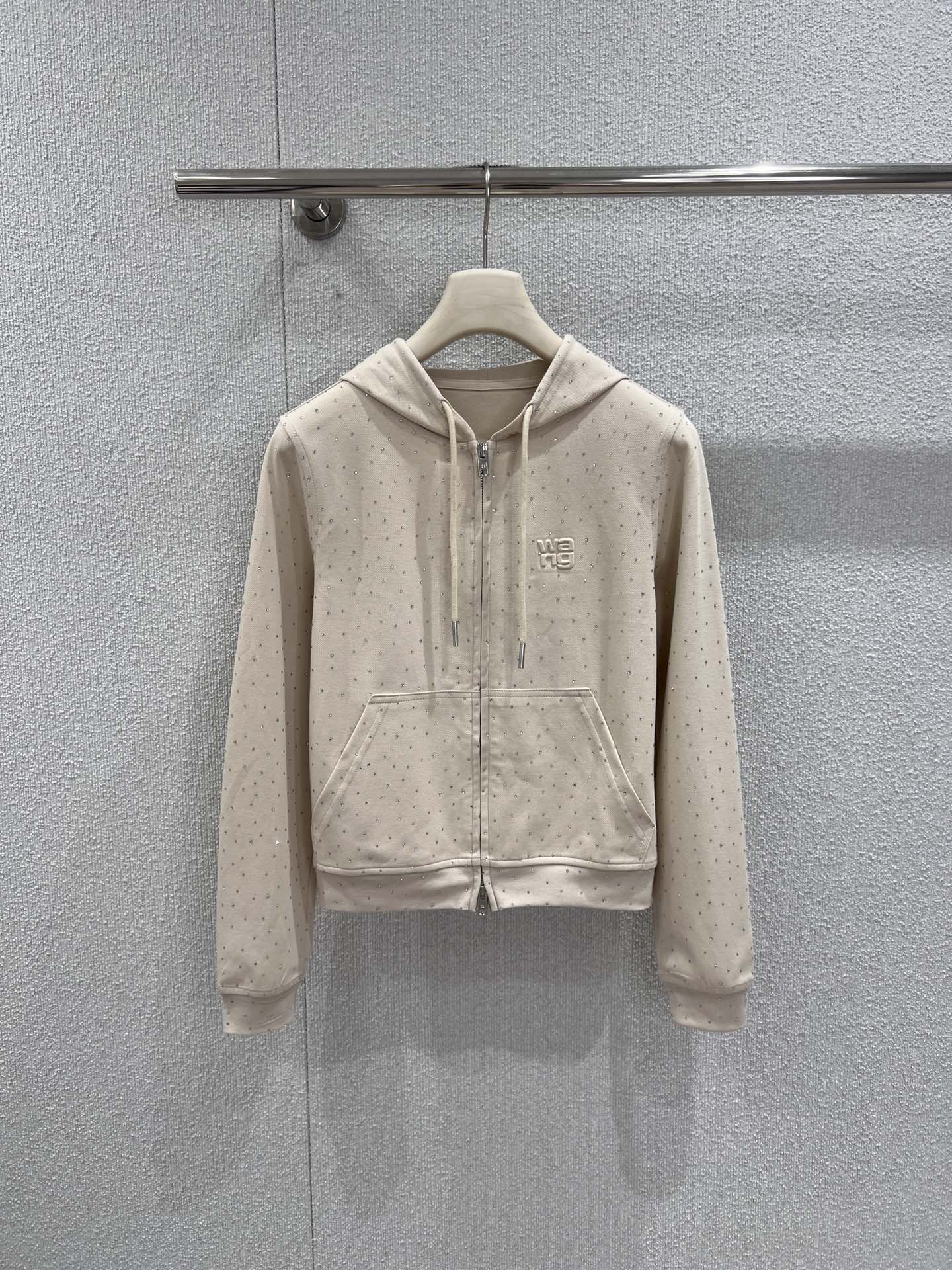 NO:716437,Supports exchange of Alexander* Wang 26Ss early spring new style letter embossed hot diamond hooded zipper sweatshirt pants suit丨Exclusive high-end version!  It perfectly combines American street genes with light luxury texture. The hooded zipper sweatshirt is made of high-weight cotton fabric, which is crisp and stylish yet soft against the skin. The short cut neatly raises the waistline, and the low-key embossed letters on the chest are matched with fine hot diamonds all over, which reflect the fine luster between light and shadow. The wide-leg pants of the same series continue to have a loose and drape style, with a drawstring waist.  Suitable for a variety of body shapes, the trousers are synchronously decorated with diamond lettering elements, echoing up and down for a more integrated look. The whole outfit is relaxed and not procrastinating. Whether it is a daily outing or a get-together with friends, you can easily choose a casual and high-end style. Ready-made S/M/L real shot details, hoodie, sweatshirts, hats,19860909支持换款 Alexande* Wang 26Ss早春新款 字母压花烫钻连帽拉链卫衣裤子套装丨独家高版出品！将美式街头基因与轻奢质感完美融合.连帽拉链卫衣选用高克重棉感面料,挺括有型却不失亲肤柔软,短款剪裁利落拉高腰线,胸前低调压印字母,搭配满幅细密烫钻,于光影间折射出细碎光泽；同系列阔腿裤延续宽松垂坠版型,抽绳腰头适配多元身形,裤身同步点缀烫钻字母元素,上下呼应更具整体感.整套穿搭松弛不拖沓,无论是日常出街还是好友小聚,都能轻松拿捏随性高级范.现货发售S/M/L实拍细节图,,hoodie,sweatshirts,hats,,Women's clothing