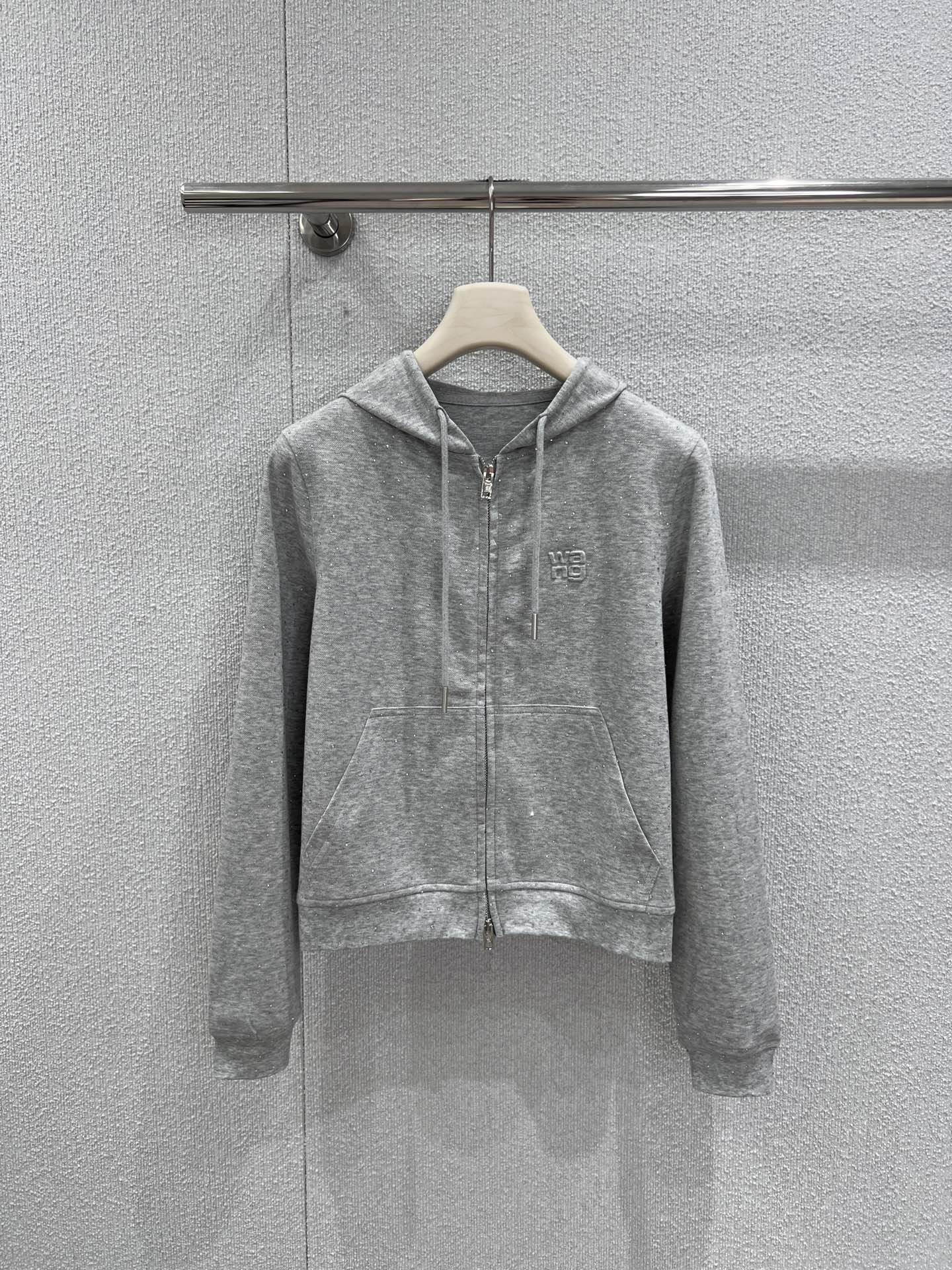 NO:716433,Supports exchange of Alexander* Wang 26Ss early spring new style letter embossed hot diamond hooded zipper sweatshirt pants suit丨Exclusive high-end version!  It perfectly combines American street genes with light luxury texture. The hooded zipper sweatshirt is made of high-weight cotton fabric, which is crisp and stylish yet soft against the skin. The short cut neatly raises the waistline, and the low-key embossed letters on the chest are matched with fine hot diamonds all over, which reflect the fine luster between light and shadow. The wide-leg pants of the same series continue to have a loose and drape style, with a drawstring waist.  Suitable for a variety of body shapes, the trousers are synchronously decorated with diamond lettering elements, echoing up and down for a more integrated look. The whole outfit is relaxed and not procrastinating. Whether it is a daily outing or a get-together with friends, you can easily choose a casual and high-end style. Ready-made S/M/L real shot details, hoodie, sweatshirts, hats,19860909支持换款 Alexande* Wang 26Ss早春新款 字母压花烫钻连帽拉链卫衣裤子套装丨独家高版出品！将美式街头基因与轻奢质感完美融合.连帽拉链卫衣选用高克重棉感面料,挺括有型却不失亲肤柔软,短款剪裁利落拉高腰线,胸前低调压印字母,搭配满幅细密烫钻,于光影间折射出细碎光泽；同系列阔腿裤延续宽松垂坠版型,抽绳腰头适配多元身形,裤身同步点缀烫钻字母元素,上下呼应更具整体感.整套穿搭松弛不拖沓,无论是日常出街还是好友小聚,都能轻松拿捏随性高级范.现货发售S/M/L实拍细节图,,hoodie,sweatshirts,hats,,Women's clothing