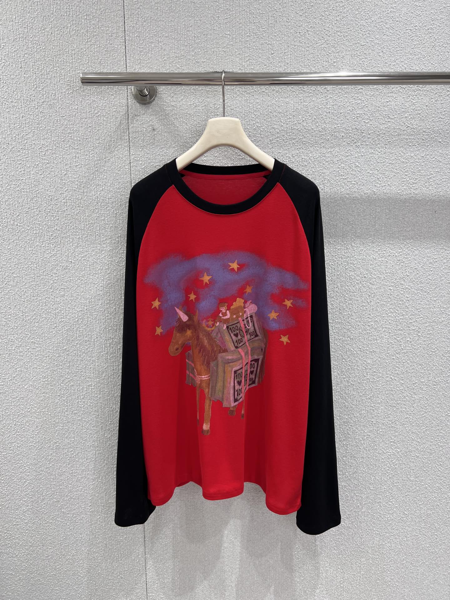 NO:716028,Support exchange YAN*G 26SS early spring new style. Get money now. Raglan long-sleeved T-shirt丨Exclusive high-end version!  It combines retro raglan sleeves with a street-style silhouette, and the red and black/purple-gray contrasting design breaks the monotony. The original hand-painted pattern of 'Get Money Now' on the chest combines horse and banknote elements with starry sky brushstrokes to convey the meaning of New Year's wealth with fun graffiti. The high-count cotton blend fabric is skin-friendly and breathable, and the loose fit is suitable for couples. Whether it is layered sweatshirts or worn alone, it can become an eye-catching highlight of early spring looks. Available now.  One size fits all (F) real shot details, hoodie, sweatshirts, tees, t-shirt,19860909支持换款 YAN*G 26SS早春新款 马上有钱插肩长袖T恤丨独家高版出品！以复古插肩袖型融合街头感廓形,红黑/紫灰撞色设计打破单调.胸前“马上有钱”原创手绘图案,将骏马与钞票元素结合星空笔触,用趣味涂鸦传递新春财运寓意.高支棉混纺面料亲肤透气,宽松版型适配情侣穿搭,无论是叠穿卫衣还是单穿,都能成为早春造型的吸睛亮点.现货发售 均码（F）实拍细节图,,hoodie,sweatshirts,tees，t-shirt,,Women's clothing