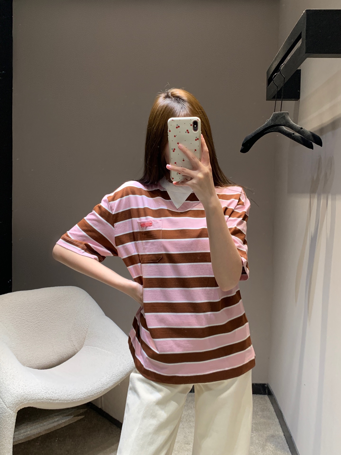 NO:716424,Pra*a 26Ss early spring new retro striped round neck short-sleeved T-shirt | Exclusively developed by yb!  High quality production!  The high-count cotton fabric has been specially washed to give it a soft and waxy aged texture. The round neck is spliced ​​with a white triangle collar piece, and the details highlight the brand's ingenuity. The loose shoulder cut is suitable for various body shapes, and the micro logo on the left chest pocket is low-key and exquisite. Whether it is paired with jeans to create a relaxed look, or layered with a shirt to create a layered look, it can be the finishing touch of an early spring look. Ready for sale S/M/L,, prada, jeans, shirts, T-shirt, tees, t-shirt,19860909Pra*a 26Ss早春新款 复古条纹圆领短袖T恤丨独家yb开发！高版出品！高支棉面料经过特殊水洗工艺,呈现柔糯的做旧质感,圆领处拼接白色三角领片,细节处彰显品牌巧思.宽松落肩剪裁适配多元身形,左胸口袋的微型标识低调精致,无论是搭配牛仔裤打造松弛感穿搭,还是叠穿衬衫营造层次感,都能成为早春造型的点睛之笔.现货发售S/M/L,,prada,jeans,shirts,T-shirt,tees，t-shirt,,Women's clothing