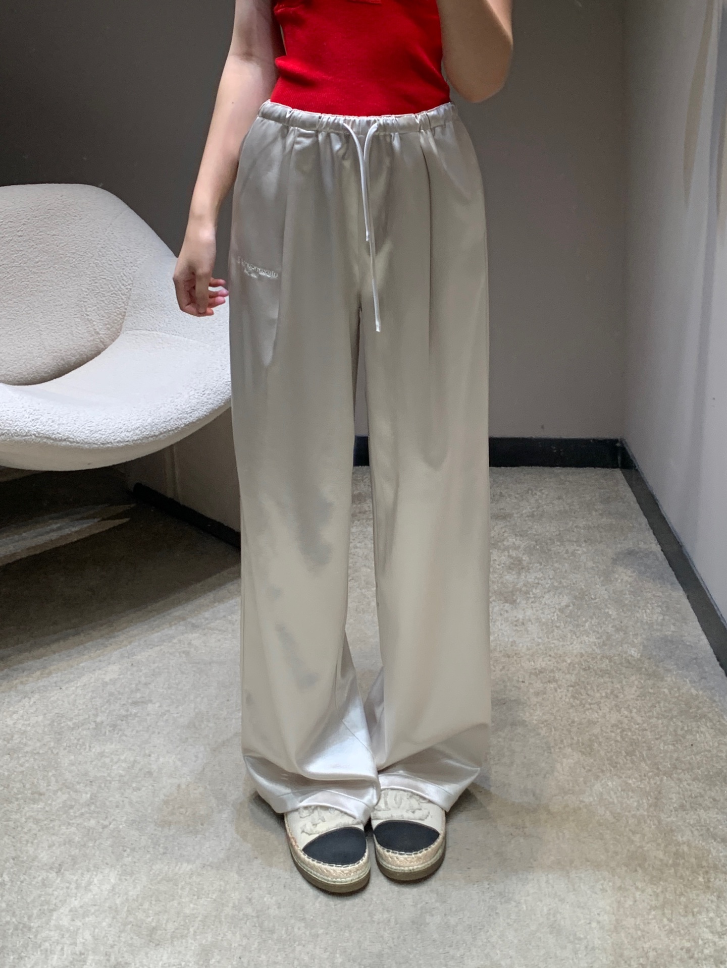 NO:716413,Alexandre* Wang 26Ss early spring new style letter embroidered imitation acetate casual trousers丨Exclusive high-end version!  Recreate the relaxed feeling on the street with liquid gloss fabric. The smooth drapey imitation acetate material has a high-end soft light. Champagne gold and metallic gray are available in two colors, suitable for different styles. The drawstring design at the waist combines comfort and style, and the micro letter embroidery on the side seam low-key highlights the logo.  , The loose wide-leg version optimizes body proportions. Whether it is paired with a short top to create a hot girl look that is 'tight up and loose at the bottom', or worn with a suit to create a commuting atmosphere, it can be the finishing touch of the early spring look. Available now S/M/L,, business  suit,19860909Alexande* Wang 26Ss早春新款 字母刺绣仿醋酸休闲长裤丨独家高版出品！以液态光泽感面料重塑街头松弛感.垂坠顺滑的仿醋酸材质自带高级柔光,香槟金与金属灰双色可选,适配不同风格.腰头抽绳设计兼具舒适度与造型感,侧缝的微型字母刺绣低调彰显标识,宽松阔腿版型优化身形比例,无论是搭配短款上衣打造“上紧下松”的辣妹造型,还是外搭西装营造通勤氛围,都能成为早春造型的点睛之笔.现货发售S/M/L,,business suit,,Women's clothing