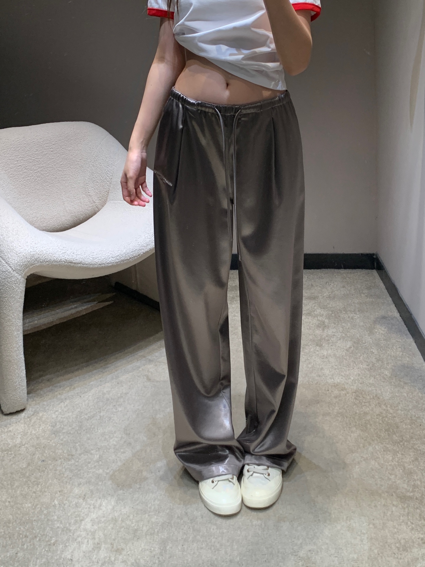 NO:716407,Alexandre* Wang 26Ss early spring new style letter embroidered imitation acetate casual trousers丨Exclusive high-end version!  Recreate the relaxed feeling on the street with liquid gloss fabric. The smooth drapey imitation acetate material has a high-end soft light. Champagne gold and metallic gray are available in two colors, suitable for different styles. The drawstring design at the waist combines comfort and style, and the micro letter embroidery on the side seam low-key highlights the logo.  , The loose wide-leg version optimizes body proportions. Whether it is paired with a short top to create a hot girl look that is 'tight up and loose at the bottom', or worn with a suit to create a commuting atmosphere, it can be the finishing touch of the early spring look. Available now S/M/L,, business  suit,19860909Alexande* Wang 26Ss早春新款 字母刺绣仿醋酸休闲长裤丨独家高版出品！以液态光泽感面料重塑街头松弛感.垂坠顺滑的仿醋酸材质自带高级柔光,香槟金与金属灰双色可选,适配不同风格.腰头抽绳设计兼具舒适度与造型感,侧缝的微型字母刺绣低调彰显标识,宽松阔腿版型优化身形比例,无论是搭配短款上衣打造“上紧下松”的辣妹造型,还是外搭西装营造通勤氛围,都能成为早春造型的点睛之笔.现货发售S/M/L,,business suit,,Women's clothing