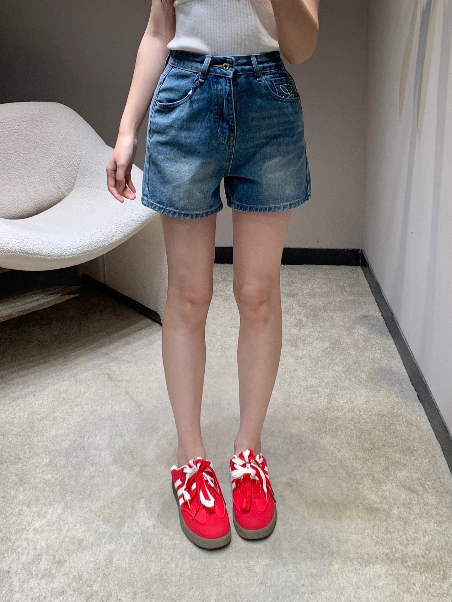 NO:717570,Loew* 26Ss new early spring logo embroidered denim shorts丨Exclusive high-end version!  It is based on retro washed blue, interpreting a minimalist and high-end sense. The high-waisted A-line version neatly tightens the waistline, and the loose pants shape modifies the crotch line, visually elongating the legs. The front and rear pockets are embellished with the iconic Anagram embroidery, and the beige stitching is delicate and precise.  The leather label on the back waist shows off your identity in a low-key manner. It is made of soft and crisp denim fabric, which is skin-friendly, breathable and not easy to deform. It is the core item for creating a relaxed look in early spring. Available now in S/M/L, loewe, shorts,19860909Loew* 26Ss早春新款 logo刺绣牛仔短裤丨独家高版出品！以复古水洗蓝为基底,诠释极简高级感.高腰A字版型利落收紧腰线,宽松裤型修饰胯部线条,视觉上拉长双腿.前后口袋点缀标志性Anagram刺绣,米黄色线迹细腻精致,后腰皮质牌标低调彰显身份.选用柔软挺括的牛仔面料,亲肤透气且不易变形,是早春打造松弛感穿搭的核心单品.现货发售S/M/L,,loewe,shorts,,Women's clothing
