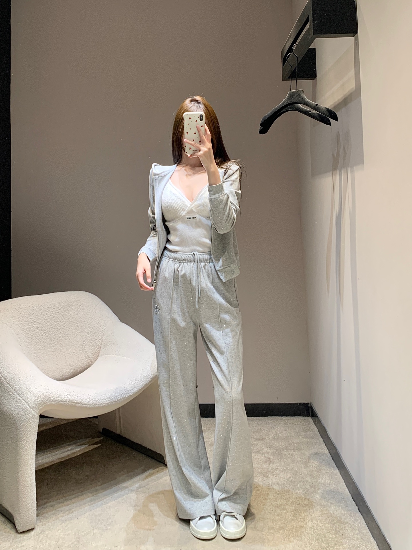 NO:716435,Alexandre* Wang 26Ss early spring new style letter embossed hot diamond hooded zipper sweatshirt and pants suit丨Exclusive high-end version!  It perfectly combines American street genes with light luxury texture. The hooded zipper sweatshirt is made of high-weight cotton fabric, which is crisp and stylish yet soft against the skin. The short cut neatly raises the waistline, and the low-key embossed letters on the chest are matched with fine hot diamonds all over, which reflect the fine luster between light and shadow. The wide-leg pants of the same series continue to have a loose and drape style with drawstrings.  The waistband adapts to various body shapes, and the trousers are synchronously decorated with diamond lettering elements, echoing up and down for a more integrated look. The whole outfit is relaxed and not procrastinating. Whether it is a daily outing or a get-together with friends, you can easily achieve a casual and high-end style. Available in stock, S/M/L, hoodie, sweatshirts, hats,19860909Alexande* Wang 26Ss早春新款 字母压花烫钻连帽拉链卫衣裤子套装丨独家高版出品！将美式街头基因与轻奢质感完美融合.连帽拉链卫衣选用高克重棉感面料,挺括有型却不失亲肤柔软,短款剪裁利落拉高腰线,胸前低调压印字母,搭配满幅细密烫钻,于光影间折射出细碎光泽；同系列阔腿裤延续宽松垂坠版型,抽绳腰头适配多元身形,裤身同步点缀烫钻字母元素,上下呼应更具整体感.整套穿搭松弛不拖沓,无论是日常出街还是好友小聚,都能轻松拿捏随性高级范.现货发售S/M/L,,hoodie,sweatshirts,hats,,Women's clothing