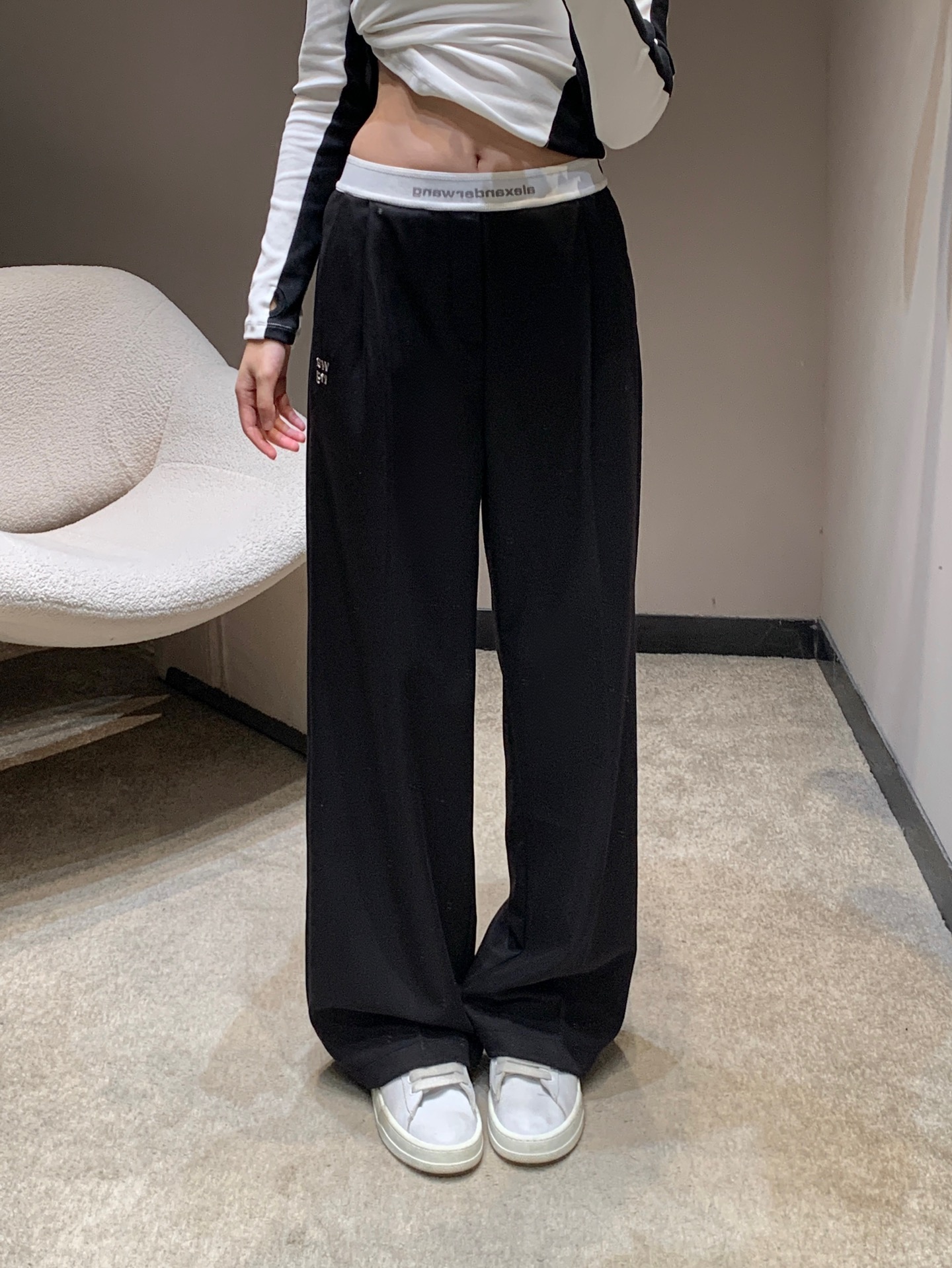 NO:716721,Alexandre* Wang 26Ss early spring new style letter embroidered elastic waist casual pants丨Exclusive high-end version!  High-end charcoal gray and classic pure black are the main tones, and the drapey suit fabric has a matte texture. The waistband is designed with contrasting elastic bands, and is matched with letter webbing and exquisite embroidery on the trousers. The details are hidden in recognition. The high-waisted and loose wide-leg version can perfectly modify the shape of the legs and make you walk with style.  It has a relaxed feel and sharp tailoring. It can be paired with a crop top or a slim-fitting T-shirt every day to create a casual and cool feeling. It is a versatile item that has both personality and practicality in the early spring wardrobe. Available in stock S/M/L, tees, t-shirt, business  suit,19860909Alexande* Wang 26Ss早春新款 字母刺绣橡筋腰休闲裤丨独家高版出品！高级炭灰与经典纯黑为主调,垂坠感十足的西装面料自带哑光质感.腰头采用撞色橡筋设计,搭配字母织带与裤身精致刺绣,细节中暗藏辨识度.高腰宽松阔腿版型能完美修饰腿型,走路带风的松弛感与利落剪裁兼具,日常搭配短款上衣或修身T恤都能营造随性酷感,是早春衣橱里兼具个性与实穿性的百搭单品.现货发售S/M/L,,tees，t-shirt,business suit,,Women's clothing