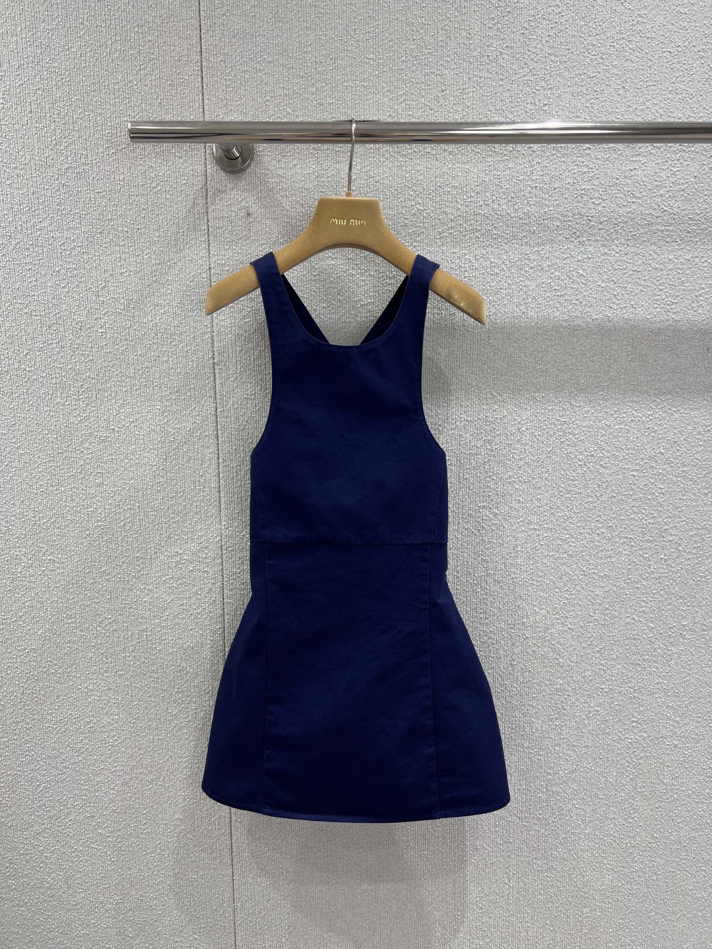 NO:716732,Supports exchange Miumi* 26Ss new early spring show style cross suspender dress丨Exclusively developed by yb!  Top quality production!  It uses deep navy blue as the background color and uses crisp cotton fabric to create a neat silhouette. The front is a minimalist round neck sleeveless design, and the cross straps and backless tailoring form the visual focus. It not only retains the girlish playfulness, but also injects sexy tension. The short version is paired with an A-line skirt, which can cleverly optimize the body ratio.  For example, it can be worn with a shirt to create a college style, or it can be worn alone with a belt and boots to create a retro cool feel. It is the finishing touch of the early spring wardrobe with both recognition and style. Ready-made S/M/L real shot details,, miumiu, boots, skirts, shirts,19860909支持换款 Miumi* 26Ss早春新款 秀款交叉背带连衣裙丨独家yb开发！顶级高版出品！以深邃海军蓝为底色,采用挺括棉质面料塑造利落廓形.正面是极简圆领无袖设计,背后交叉背带与露背剪裁形成视觉焦点,既保留了少女感的俏皮,又注入了性感张力.短款版型搭配A字裙摆,能巧妙优化身材比例,可内搭衬衫打造学院风,也能单穿搭配腰带与长靴营造复古酷感,是早春衣橱里兼具辨识度与风格感的点睛单品.现货发售S/M/L实拍细节图,,miumiu,boots,skirts,shirts,,Women's clothing