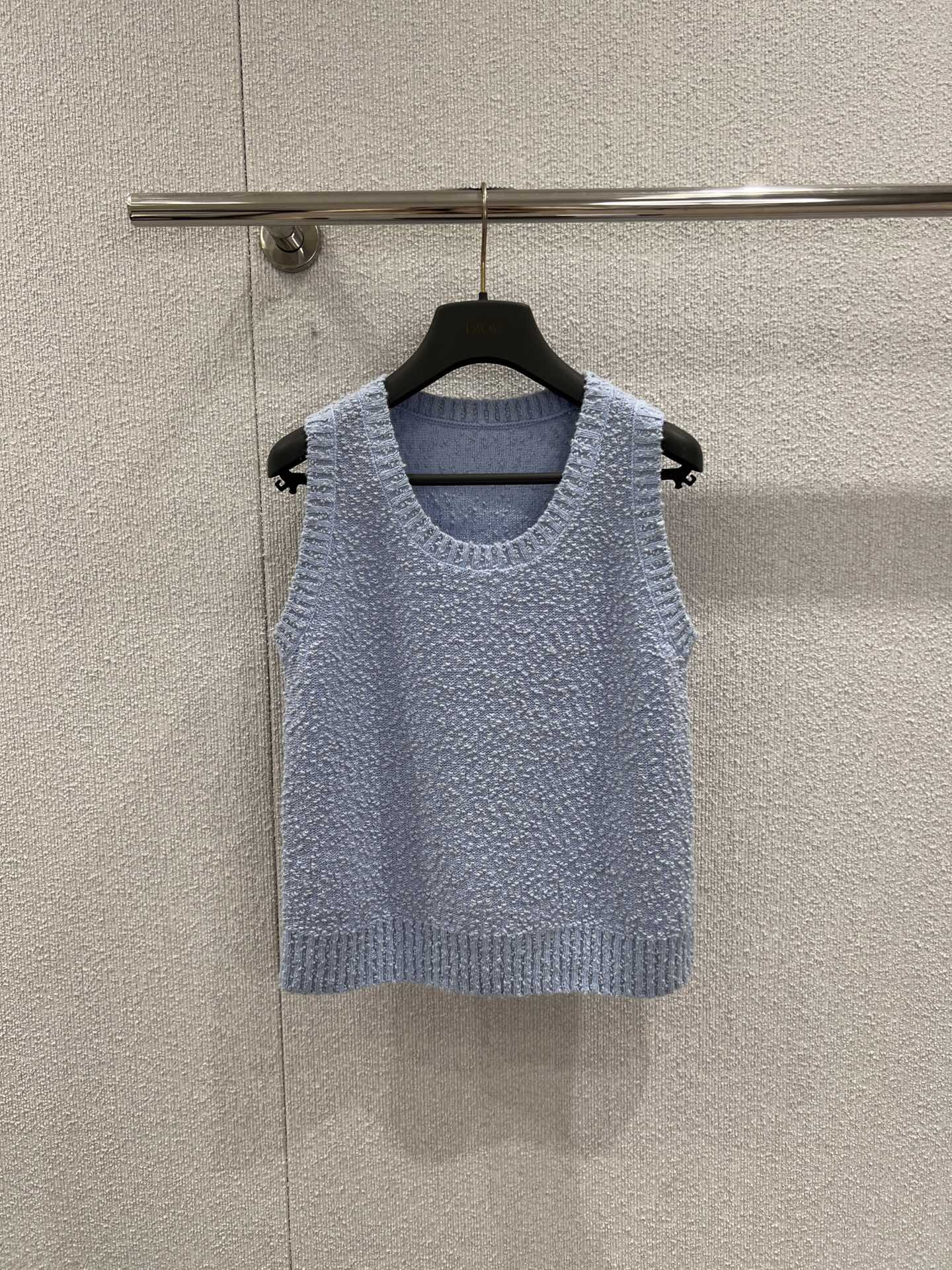 NO:717099,Support exchange Di*r 26SS new early spring grainy round neck knitted vest丨Exclusive high-end version!  With clear haze blue as the base color, the unique grainy wool weave creates a fluffy and soft texture, with a gentle soft light filter. The short cut is neat and tall, and the round neck design is simple and elegant. Whether worn with a cardigan from the same series or worn alone with printed jeans, it can create a unique relaxed atmosphere in early spring. It is the finishing touch to create a French elegant look. Ready for sale S/M/L real shot details,,jeans,19860909支持换款Di*r 26SS早春新款 颗粒感圆领针织背心丨独家高版出品！以澄澈雾霾蓝为底色,独特的颗粒感羊毛织法打造出蓬松柔软的肌理,自带温柔柔光滤镜.短款剪裁利落显高,圆领设计简约大气,无论是搭配同系列开衫叠穿,还是单穿搭配印花牛仔裤,都能营造出早春独有的松弛氛围感,是打造法式优雅造型的点睛单品.现货发售S/M/L实拍细节图,,jeans,,Women's clothing