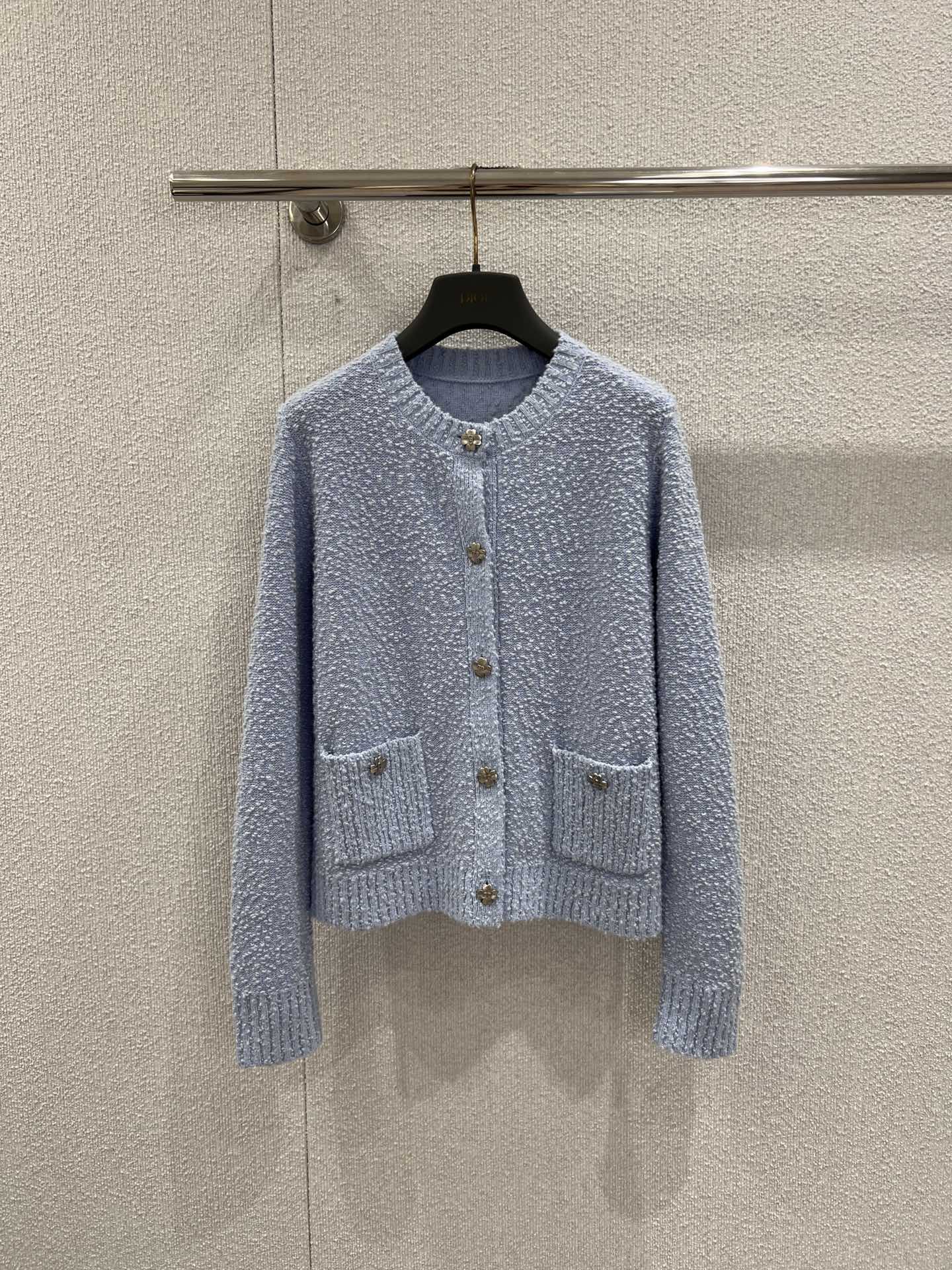 NO:717105,Support exchange Dio* 26SS new early spring grainy round neck knitted wool cardigan丨exclusively developed by yb!  High quality production!  Using clear haze blue as the background color, the unique grainy wool weaving method creates a soft light texture. The exquisite flower-shaped metal buttons are the finishing touch, continuing the iconic romantic gene. The short cut is neat and proportional, and the round neck design  Simple and elegant, paired with white jeans or skirts, it can create a gentle and relaxed feeling unique to early spring. It is an indispensable temperament item in the wardrobe. Ready-made S/M/L real shot details, dior, skirts, jeans,19860909支持换款Dio* 26SS早春新款 颗粒感圆领针织羊毛开衫丨独家yb开发！高版出品！以澄澈的雾霾蓝为底色,通过独特的颗粒感羊毛织法,打造出自带柔光的肌理质感.精致的花朵形金属纽扣是点睛之笔,延续了标志性的浪漫基因.短款剪裁利落显比例,圆领设计简约大气,搭配白色牛仔裤或半裙,都能营造出早春独有的温柔松弛感,是衣橱里不可或缺的气质单品.现货发售S/M/L实拍细节图,,dior,skirts,jeans,,Women's clothing