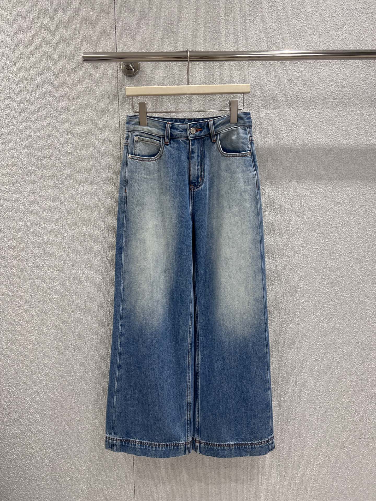 NO:716459,Support exchange, designer style 26Ss early spring new style, distressed washed wide-leg jeans丨Exclusive high-end version!  It adopts distressed light blue washing process and has a retro sense of relaxation. The high-waisted design and loose drape pants not only lengthen the leg lines, but also perfectly accommodate various body shapes. The soft and crisp denim fabric has both comfort and texture. It can easily create a casual and fashionable feel when paired with T-shirts, suspenders or small suits on a daily basis. It is an indispensable and versatile item in the early spring wardrobe. Ready-made S/M/L real shot details, jeans, tees, t-shirts, business suits,19860909支持换款 设计师款 26Ss早春新款 做旧洗水阔腿牛仔裤丨独家高版出品！采用做旧浅蓝洗水工艺,自带复古松弛感.高腰设计搭配宽松垂坠的裤型,不仅能拉长腿部线条,还能完美包容各种身形.柔软挺括的牛仔面料兼具舒适度与质感,日常搭配T恤、吊带或小西装都能轻松营造随性时髦感,是早春衣橱里不可缺少的百搭单品.现货发售S/M/L实拍细节图,,jeans,tees，t-shirt,business suit,,Women's clothing
