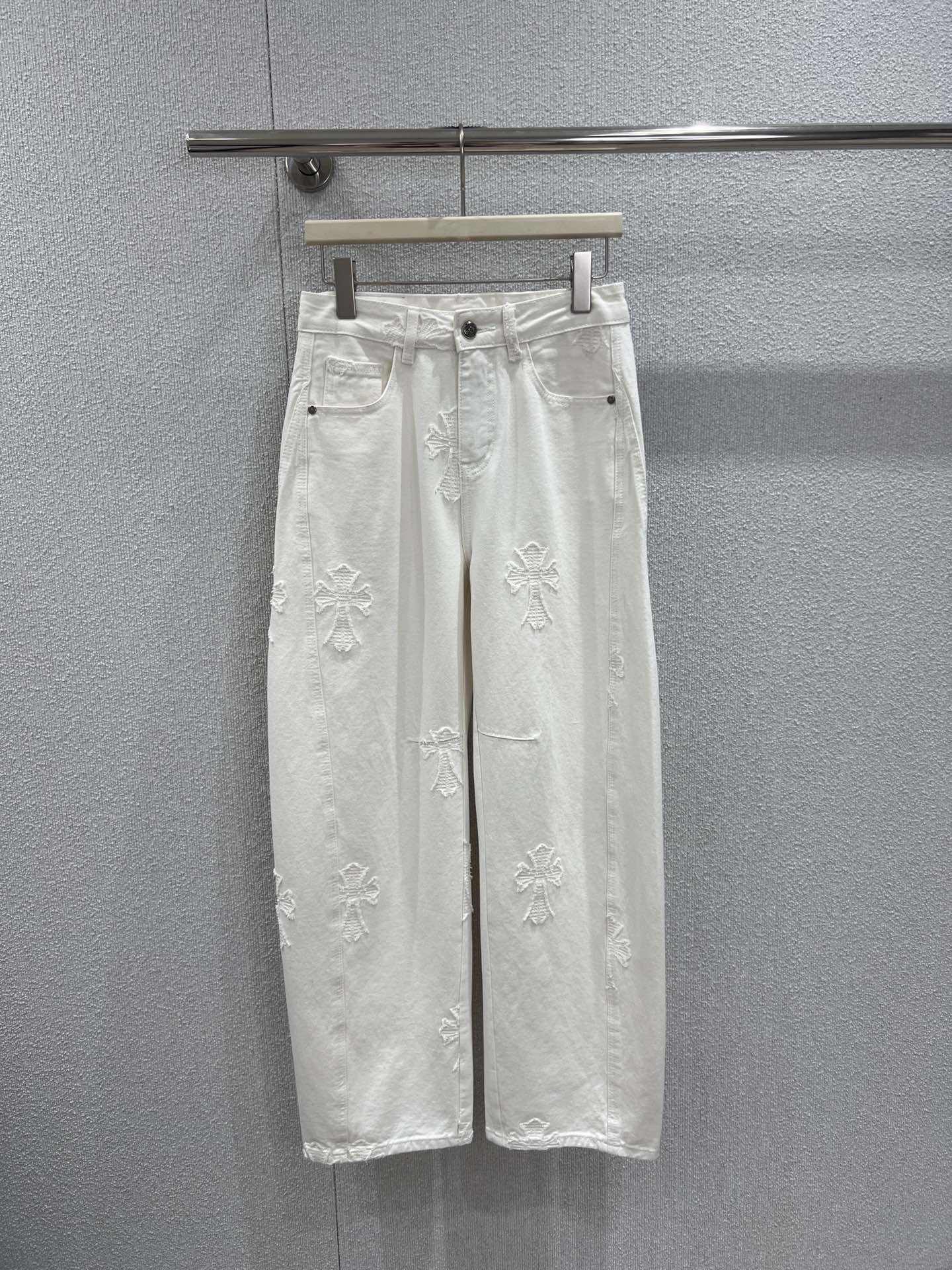NO:716477,Supports exchange of styles Chorme heart* 26Ss early spring new style cross jacquard white jeans丨Exclusive high-end version!  With pure off-white as the base color, the pants are covered with the brand's iconic cross jacquard embroidery, which injects recognition into the minimalist tone. The high-waisted loose silhouette perfectly modifies the leg shape, and the soft and crisp denim fabric has both comfort and drape. It is suitable for daily use  Paired with suspenders, T-shirts or short tops, it can create a casual and cool look. It is the finishing touch of the early spring wardrobe that is both personalized and practical. Ready-made S/M/L real shot details, jeans, tees, t-shirt,19860909支持换款 Chorme heart* 26Ss早春新款 十字架提花白色牛仔裤丨独家高版出品！以纯净米白为底色,裤身遍布品牌标志性的十字架不规则提花刺绣,在极简色调中注入辨识度.高腰宽松廓形完美修饰腿型,柔软挺括的牛仔面料兼具舒适度与垂坠感,日常搭配吊带、T恤或短款上衣都能营造随性酷感,是早春衣橱里兼具个性与实穿性的点睛单品.现货发售S/M/L实拍细节图,,jeans,tees，t-shirt,,Women's clothing
