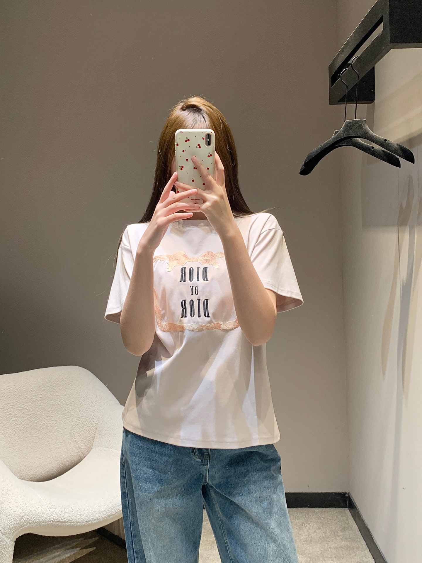 NO:716456,Di*r 26Ss early spring new style letter embroidered round neck short-sleeved T-shirt丨Exclusive high-end version!  The gentle base color is outlined with low-saturated light nude pink, and the letter embroidery is paired with a light golden brown frame with lace texture, which cleverly combines French retro and modern sophistication. The high-count cotton fabric is soft and breathable, and the loose-fitting off-the-shoulder version is lazy and casual. It can be paired with jeans to create a relaxed look.  Often, it can also be combined with a satin skirt to create an elegant commuting look. It is a versatile choice to enhance your temperament in the early spring wardrobe. Available in stock, S/M/L, skirts, jeans, T-shirts, tees, t-shirts,19860909Di*r 26Ss早春新款 字母刺绣圆领短袖T恤丨独家高版出品！以低饱和浅裸粉勾勒温柔底色,字母刺绣搭配蕾丝质感的浅金棕边框,将法式复古与现代精致巧妙融合.高支棉面料软糯透气,宽松落肩版型慵懒随性,既能搭配牛仔裤打造松弛感日常,也能与缎面半裙组合出优雅通勤造型,是早春衣橱里提升气质的百搭之选.现货发售S/M/L,,skirts,jeans,T-shirt,tees，t-shirt,,Women's clothing