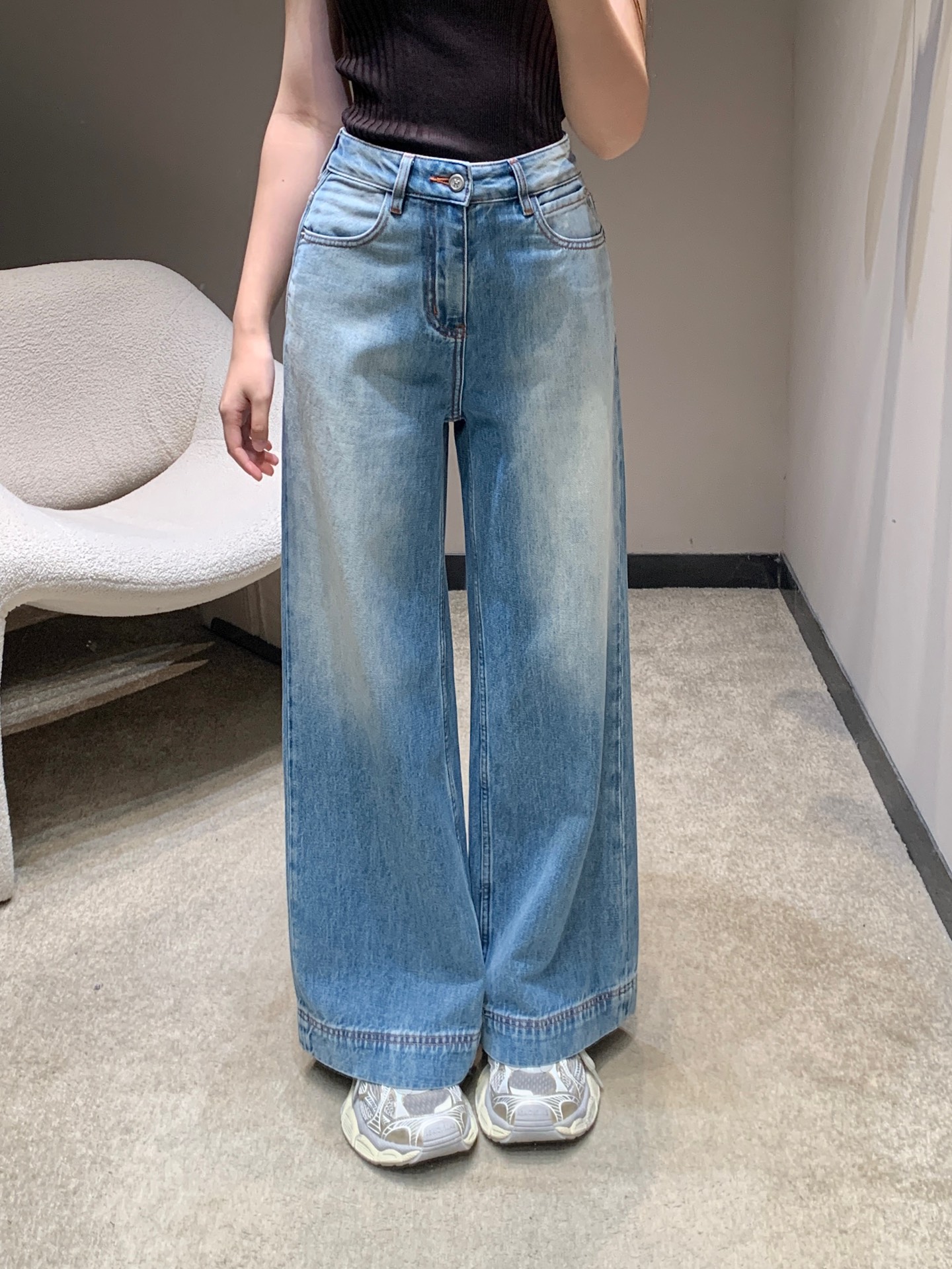 NO:716462,Designer 26Ss early spring new style distressed washed wide-leg jeans丨Exclusive high-end version!  It uses distressed light blue washing technology and has a retro sense of relaxation. The high-waisted design and loose drape pants not only elongate the leg lines, but also perfectly accommodate various body shapes. The soft and crisp denim fabric has both comfort and texture. It can easily create a casual and fashionable feel when paired with T-shirts, suspenders or small suits on a daily basis. It is an indispensable and versatile item in the early spring wardrobe. Available now in S/M/L, jeans, tees, t-shirts, business suits,19860909设计师款 26Ss早春新款 做旧洗水阔腿牛仔裤丨独家高版出品！采用做旧浅蓝洗水工艺,自带复古松弛感.高腰设计搭配宽松垂坠的裤型,不仅能拉长腿部线条,还能完美包容各种身形.柔软挺括的牛仔面料兼具舒适度与质感,日常搭配T恤、吊带或小西装都能轻松营造随性时髦感,是早春衣橱里不可缺少的百搭单品.现货发售S/M/L,,jeans,tees，t-shirt,business suit,,Women's clothing