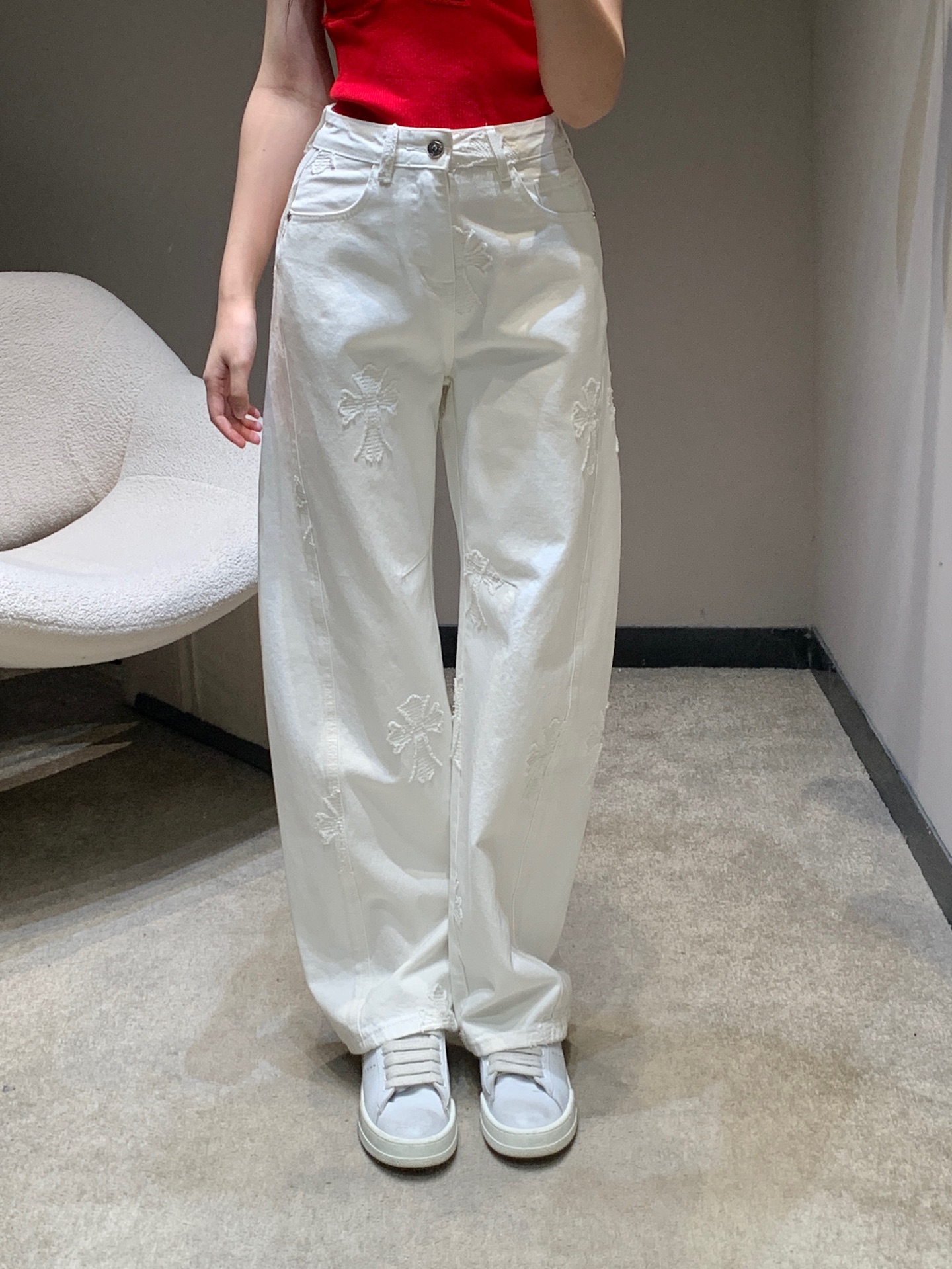 NO:716451,Chorme heart* 26Ss early spring new style cross jacquard white jeans丨Exclusive high version!  With pure off-white as the base color, the pants are covered with the brand's iconic cross jacquard irregular embroidery, injecting recognition into the minimalist tone. The high-waisted loose silhouette perfectly modifies the leg shape, and the soft and crisp denim fabric is both comfortable and drapey. It can create a casual and cool feeling when paired with suspenders, T-shirts or short tops on a daily basis. It is the finishing touch of the early spring wardrobe with both personality and practicality. Available now in S/M/L, jeans, tees, t-shirts,19860909Chorme heart* 26Ss早春新款 十字架提花白色牛仔裤丨独家高版出品！以纯净米白为底色,裤身遍布品牌标志性的十字架不规则提花刺绣,在极简色调中注入辨识度.高腰宽松廓形完美修饰腿型,柔软挺括的牛仔面料兼具舒适度与垂坠感,日常搭配吊带、T恤或短款上衣都能营造随性酷感,是早春衣橱里兼具个性与实穿性的点睛单品.现货发售S/M/L,,jeans,tees，t-shirt,,Women's clothing
