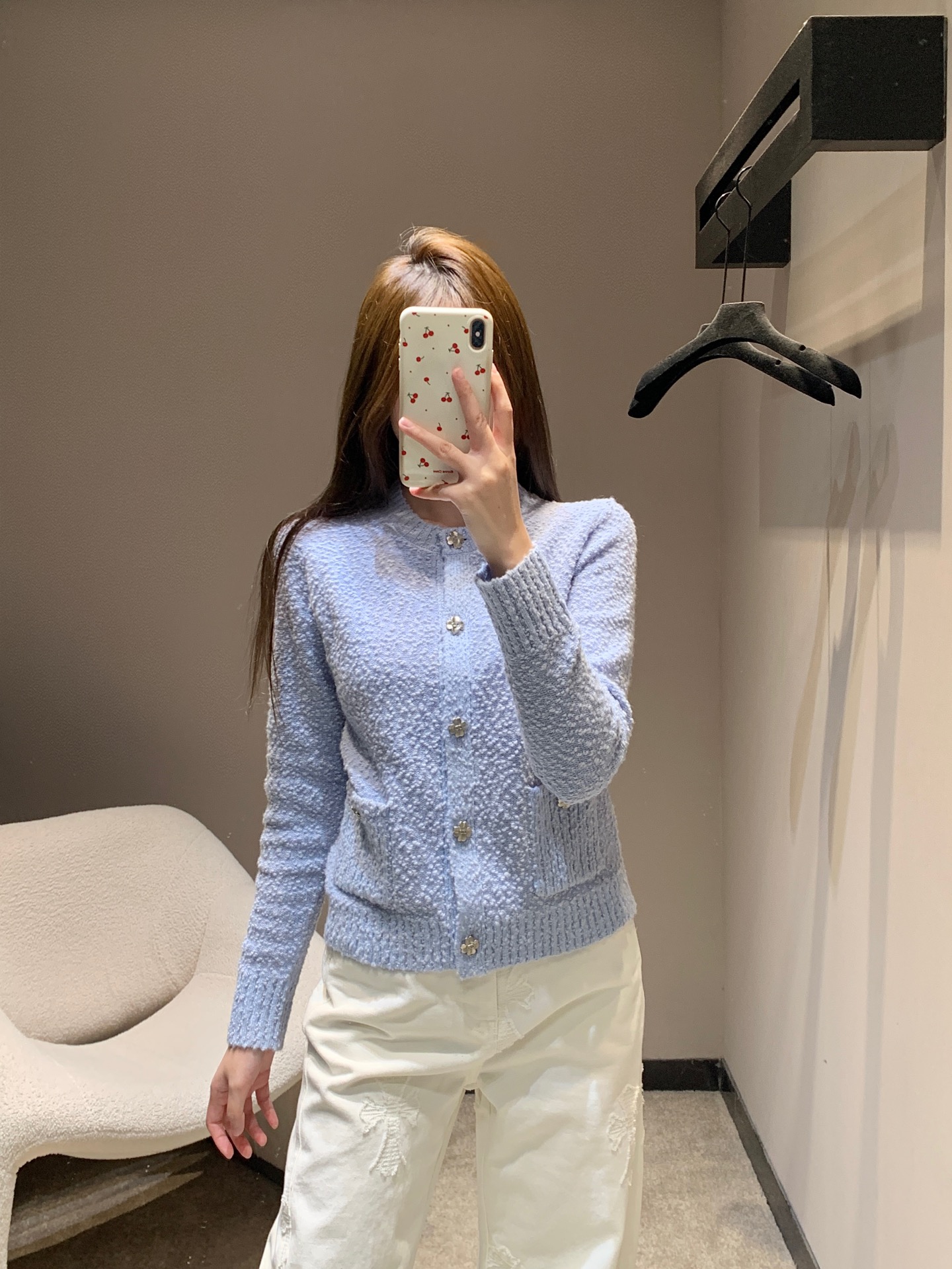 NO:717108,Dio* 26SS new early spring grainy round neck knitted wool cardigan丨Exclusively developed by yb!  High quality production!  It uses clear haze blue as the background color and uses a unique grainy wool weave to create a texture with soft light. The exquisite flower-shaped metal buttons are the finishing touch, continuing the iconic romantic gene. The short cut is neat and proportional, and the round neck design is simple and elegant. When paired with white jeans or skirts, it can create a gentle and relaxed feeling unique to early spring. It is an indispensable temperament item in the wardrobe. Ready for sale S/M/L, dior, skirts, jeans,19860909Dio* 26SS早春新款 颗粒感圆领针织羊毛开衫丨独家yb开发！高版出品！以澄澈的雾霾蓝为底色,通过独特的颗粒感羊毛织法,打造出自带柔光的肌理质感.精致的花朵形金属纽扣是点睛之笔,延续了标志性的浪漫基因.短款剪裁利落显比例,圆领设计简约大气,搭配白色牛仔裤或半裙,都能营造出早春独有的温柔松弛感,是衣橱里不可或缺的气质单品.现货发售S/M/L,,dior,skirts,jeans,,Women's clothing