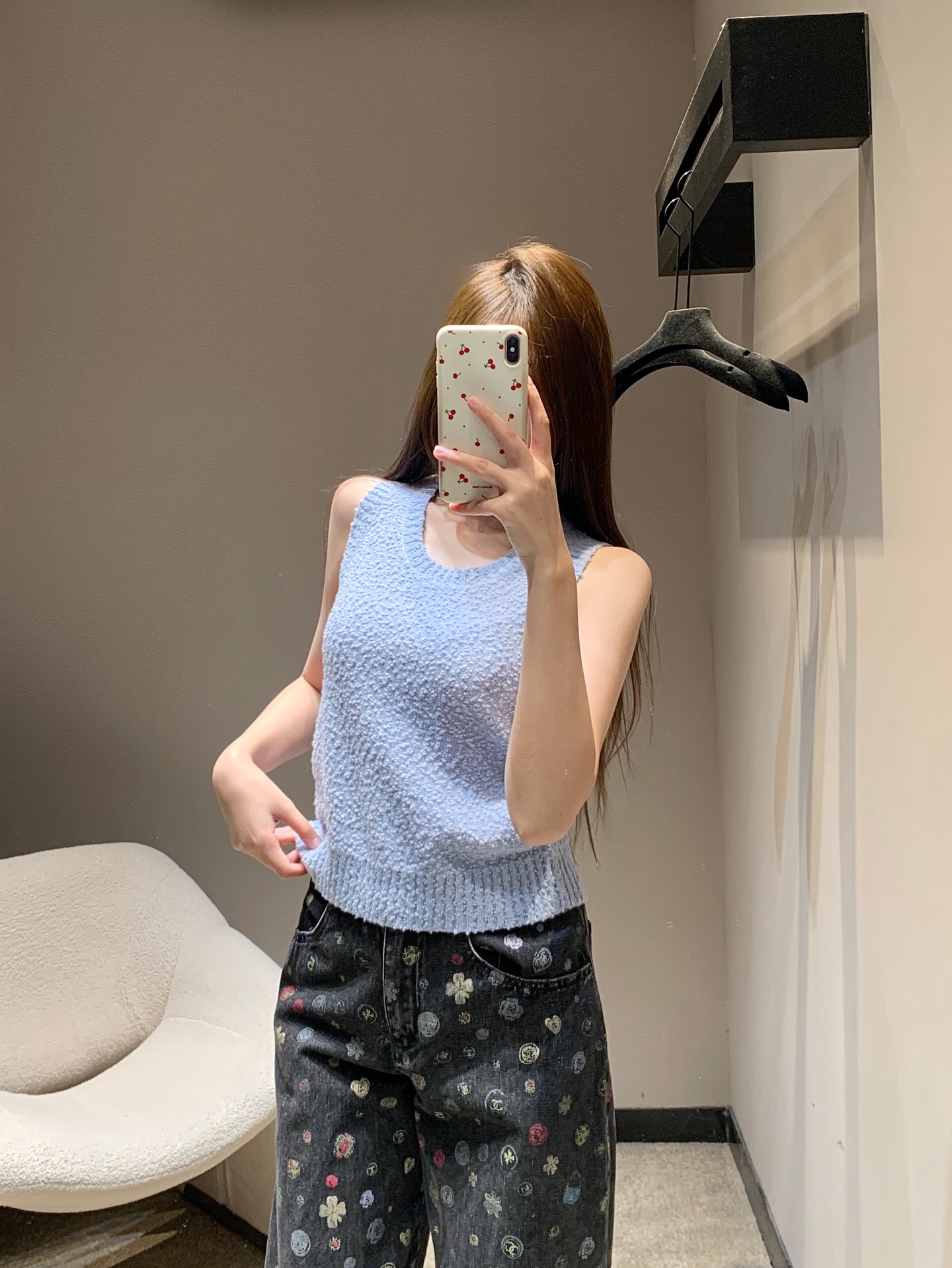 NO:717102,Di*r 26SS new early spring grainy round neck knitted vest丨Exclusive high-end version!  With clear haze blue as the base color, the unique grainy wool weave creates a fluffy and soft texture, with a gentle soft light filter. The short cut is neat and tall, and the round neck design is simple and elegant. Whether worn with a cardigan from the same series or worn alone with printed jeans, it can create a unique relaxed atmosphere in early spring. It is the finishing touch to create a French elegant look. Available now S/M/L,,jeans,19860909Di*r 26SS早春新款 颗粒感圆领针织背心丨独家高版出品！以澄澈雾霾蓝为底色,独特的颗粒感羊毛织法打造出蓬松柔软的肌理,自带温柔柔光滤镜.短款剪裁利落显高,圆领设计简约大气,无论是搭配同系列开衫叠穿,还是单穿搭配印花牛仔裤,都能营造出早春独有的松弛氛围感,是打造法式优雅造型的点睛单品.现货发售S/M/L,,jeans,,Women's clothing