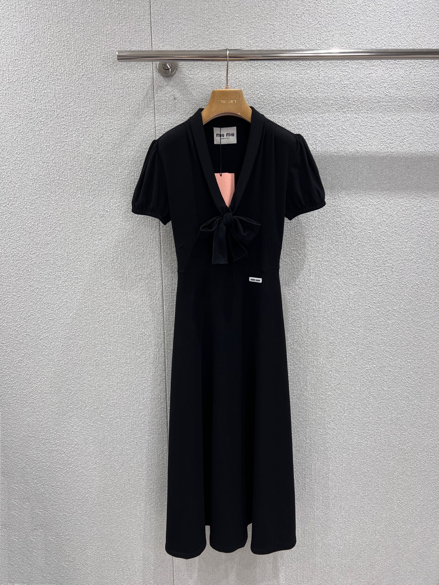 NO:717111,Supports exchange Mium*u 26Ss early spring new style black dress with straps and bow | Exclusively developed by yb!  Top quality production!  Selected high-count cotton blended fabrics are soft and skin-friendly. The drapey skirt swings gently with every step, outlining the smooth body curves. The strap bow at the neckline is the finishing touch of the design. The freely adjustable knot creates a smart V-neck. The short puff sleeves weaken the shoulder line and make it more delicate. The logo woven label on the waist  Hidden details are ingenious. From daily commuting to afternoon tea dates, one can handle the casual and exquisite Miu style, and wear it with all the romance and tenderness of early spring. Ready-made S/M/L real-shot detailed pictures, miumiu, skirts, T-shirts,19860909支持换款 Mium*u 26Ss早春新款 绑带蝴蝶结黑色连衣裙丨独家yb开发！顶级高版出品！精选高支棉混纺面料,触感软糯亲肤,垂坠的裙摆随步履轻摆,勾勒出流畅的身体曲线.领口处的绑带蝴蝶结是设计点睛之笔,可自由调节的结饰打造灵动V领,泡泡短袖弱化肩线更显娇俏,腰侧的标识织标暗藏细节巧思.从日常通勤到下午茶约会,一件即可拿捏随性又精致的Miu系风格,将早春的浪漫与温柔尽数穿在身上.现货发售S/M/L实拍细节图,,miumiu,skirts,T-shirt,,Women's clothing