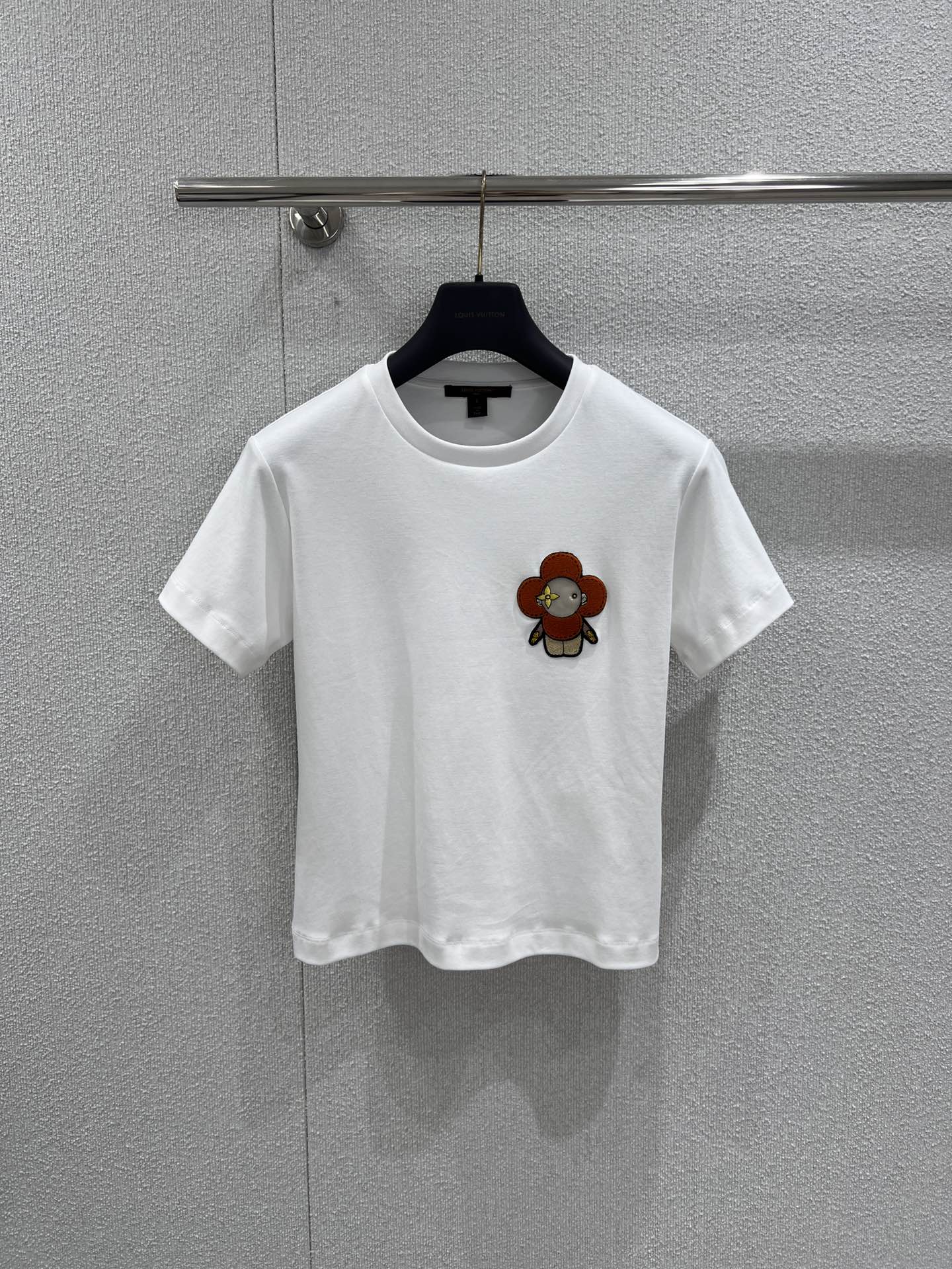 NO:717094,Support exchange Louis V*itt*n 26SS early spring new style toothbrush embroidered cartoon short-sleeved round neck T-shirt丨exclusively developed by yb! High quality production! The pure background color is used to outline the smart cartoon pattern, and the three-dimensional toothbrush embroidery process makes the pattern vividly appear on the body, with a full and layered touch. The high-count cotton fabric is selected to create a soft and crisp wearing experience. The classic round neck adapts to various body shapes, and the neat tailoring unlocks a variety of spring outfits. Incorporate childlike ingenuity into daily life, blending classic luxury with fresh vitality, becoming a versatile finishing touch in the early spring wardrobe. Ready-made S/M/L real shot details, Louis vuitton,T-shirt,tees,t-shirt,19860909支持换款Louis V*itt*n 26SS早春新款 牙刷綉卡通短袖圆领T恤丨独家yb开发！高版出品！以纯净底色勾勒灵动卡通纹样,立体牙刷绣工艺让图案跃然衣身,触感饱满更具层次.甄选高支棉面料打造柔软挺括的穿着体验,经典圆领适配各种身形,利落剪裁解锁春日多元穿搭.将童趣巧思融入日常,让经典奢华与清新活力相融,成为早春衣橱里的百搭点睛之选.现货发售S/M/L实拍细节图,,louis vuitton,T-shirt,tees，t-shirt,,Women's clothing