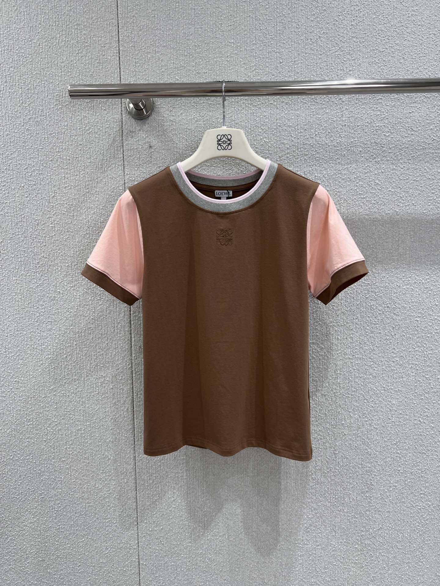 NO:717412,Support exchange for Loew* 26Ss spring and summer new color-blocked logo cotton short-sleeved round neck T-shirt | Exclusively developed by yb!  High quality production!  The main body is olive green, with contrasting pink and white short sleeves and neckline, creating a relaxed retro college feel. The exquisite Anagram embroidery on the chest is a low-key finishing touch. The high-count cotton fabric is soft and skin-friendly with slight elasticity. The slim fit fits the body shape without being tight. Whether it is worn casually with wide-leg jeans or worn with  Irregular skirts create a light French style, which can become a versatile tool in the spring and summer wardrobe, allowing the sense of luxury to naturally appear in daily wear. Ready-made S/M/L real-shot detailed pictures, loewe, skirts, jeans, T-shirts, tees, t-shirts,19860909支持换款Loew* 26Ss春夏新款 拼色logo棉质短袖圆领T恤丨独家yb开发！高版出品！以橄榄绿为主体,撞色粉白短袖与领口,打造出松弛的复古学院感.胸前精致的同色系Anagram刺绣低调点睛,高支棉面料柔软亲肤且自带微弹,修身版型贴合身形却不紧绷,无论是搭配阔腿牛仔裤走休闲路线,还是配不规则半裙打造轻法式风格,都能成为春夏衣橱里的百搭利器,让高级感在日常穿搭中自然流露.现货发售S/M/L实拍细节图,,loewe,skirts,jeans,T-shirt,tees，t-shirt,,Women's clothing