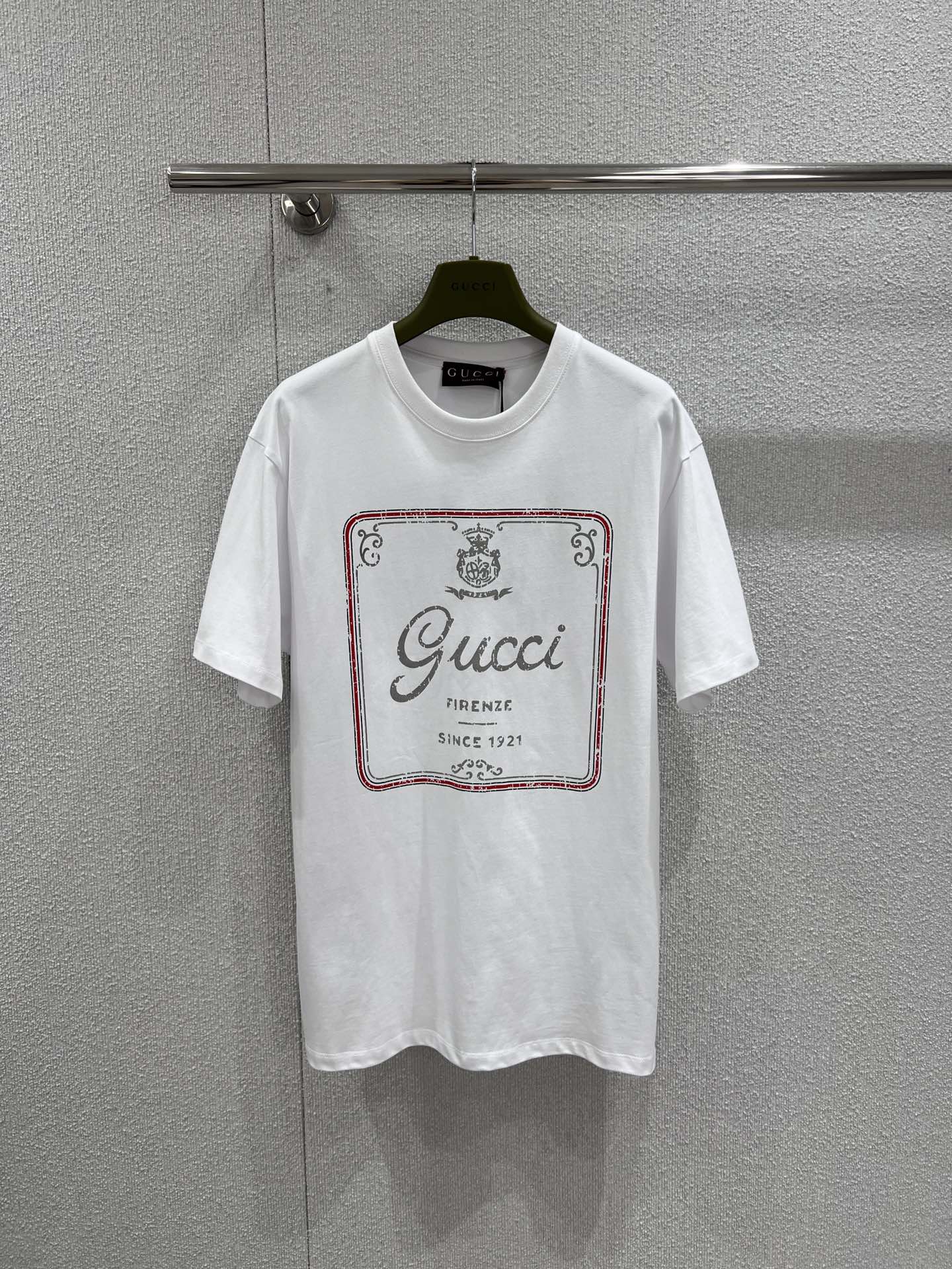 NO:732177,Support exchange Gucc* 26Ss early spring new letter printed round neck short-sleeved T-shirt丨Exclusive high-end version!  Made of high-count combed cotton fabric, it feels soft and skin-friendly, has excellent drape, and the loose silhouette is very friendly to all body types. The inverted letter print on the front is matched with a retro badge pattern, and the old gray and retro red are used to outline the academic atmosphere. The rectangular frame decorated with red edges makes the visual focus more prominent, breaking the monotony of the basic white T. Ready-made S/M/L real shot details, gucci, T-shirt, tees, t-shirt,19860909支持换款 Gucc* 26Ss早春新款 字母印花圆领短袖T恤丨独家高版出品！选用高支精梳棉面料,触感软糯亲肤,垂坠感极佳,宽松廓形对各种身材都十分友好.正面的倒置字母印花搭配复古徽章图案,以做旧灰与复古红勾勒出学院派气息,红边装饰的矩形框线让视觉焦点更突出,打破了基础白T的单调.现货发售S/M/L实拍细节图,,gucci,T-shirt,tees，t-shirt,,Women's clothing