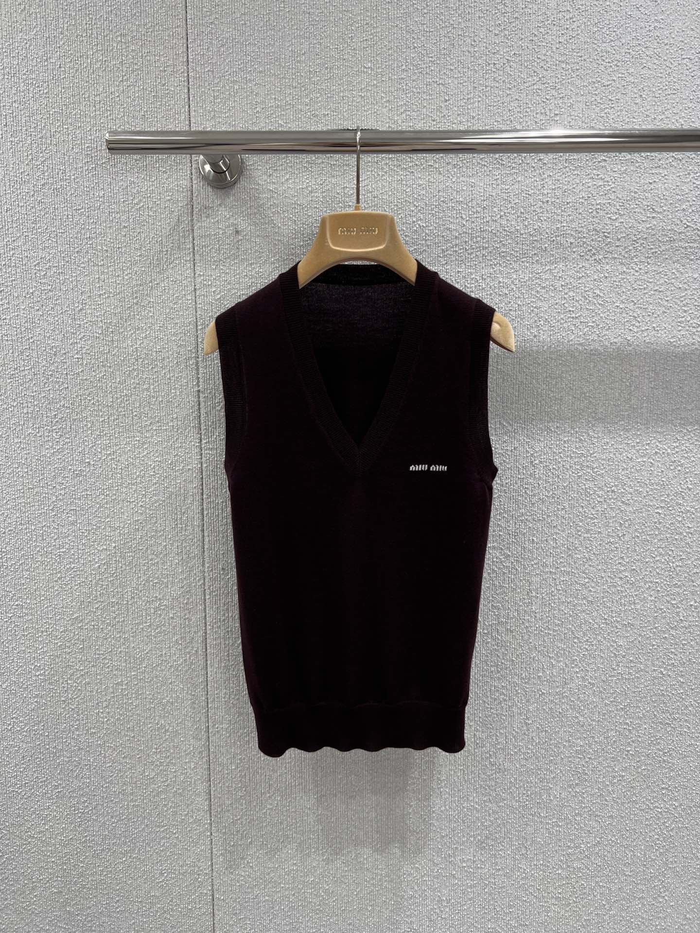 NO:717093,Support exchange of MiuM*u 26SS new spring and summer V-neck knitted vest | Exclusively developed by yb!  Top quality production!  With a rich dark brown tone as the base, it interprets the sweet and cool temperament of retro college style. The white brand logo on the chest is a low-key finishing touch, the V-neck design modifies the neck line, and the short cut is neat and tall. The soft and delicate knitted fabric is skin-friendly and breathable, whether it is layered over a doll collar shirt to create a college girl look, or  It can be worn with T-shirts and jeans for casual street style. It can be the finishing touch of the style. It is an indispensable and versatile item in the spring and summer wardrobe. Ready-made S/M/L real-shot detailed pictures, miumiu, jeans, shirts, tees, t-shirt,19860909支持换款MiuM*u 26SS春夏新款 V领针织背心马甲丨独家yb开发！顶级高版出品！以浓郁的深棕色调为底,诠释复古学院风的甜酷气质.胸前的白色品牌标识低调点睛,V领设计修饰颈部线条,短款剪裁利落显高.柔软细腻的针织面料亲肤透气,无论是叠穿在娃娃领衬衫外打造学院少女感,还是搭配T恤、牛仔裤走随性街头风,都能成为造型的点睛之笔,是春夏衣橱里不可或缺的百搭单品.现货发售S/M/L实拍细节图,,miumiu,jeans,shirts,tees，t-shirt,,Women's clothing
