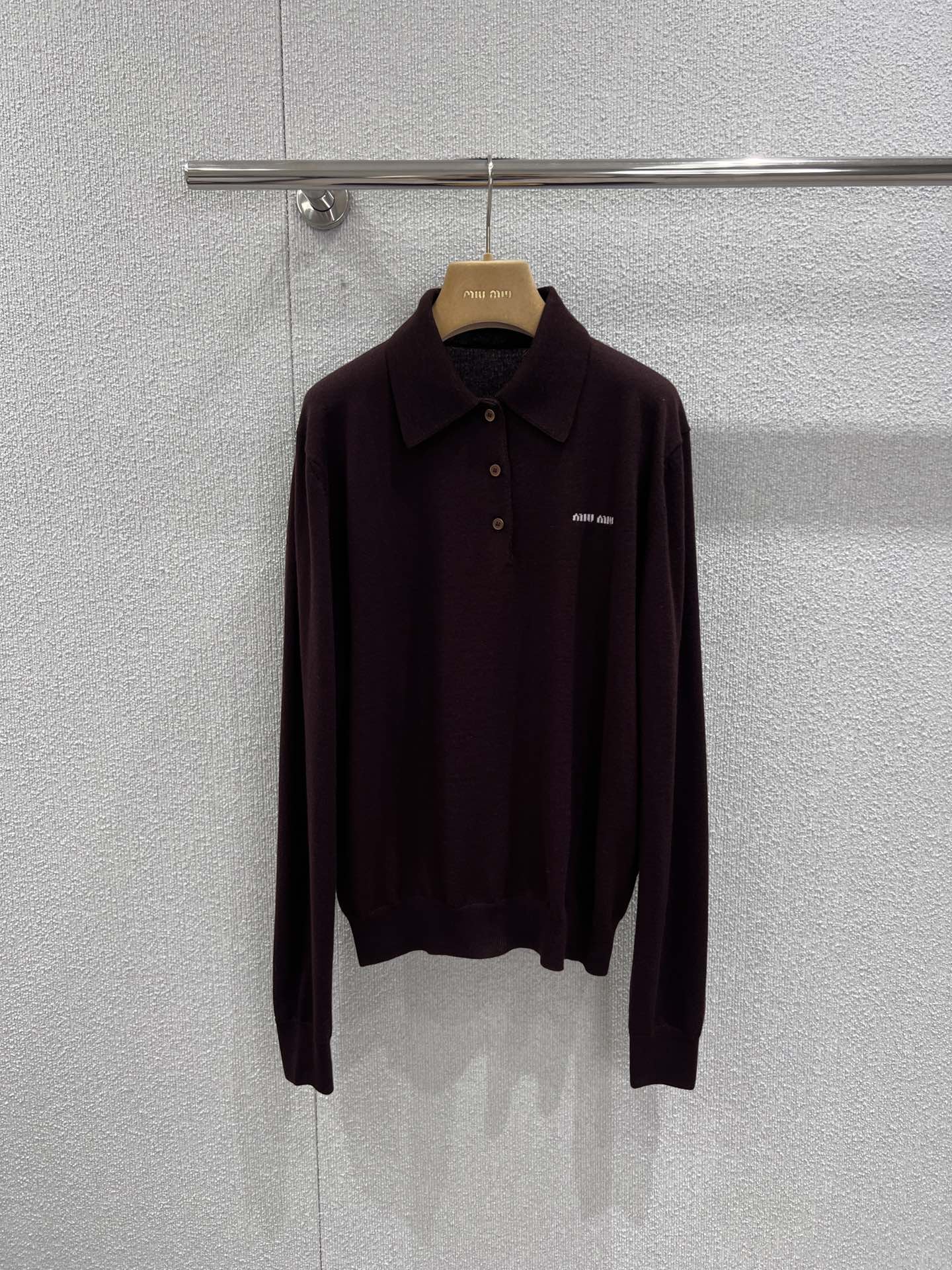 NO:717087,Support exchange MiuM*u 26SS early spring new style lapel logo long-sleeved sweater丨exclusively developed by yb!  Top quality production!  With a rich dark brown tone as the base, it combines college-style lapels and delicate knitted texture to interpret the sweet and cool retro girly temperament. The white logo on the chest is a low-key finishing touch, the loose version is lazy and slim, and the soft and skin-friendly knitted fabric is suitable for the cool weather in early spring. Whether it is paired with a plaid skirt to create a college girl  It can be the finishing touch of the look, whether layered with shirts or worn with a suit for a casual commuting style. It is an indispensable and versatile item in the early spring wardrobe. Ready-made S/M/L real shot details,,miumiu,skirts,shirts,business  suit,19860909支持换款MiuM*u 26SS早春新款 翻领logo长袖针织衫丨独家yb开发！顶级高版出品！以浓郁的深棕色调为底,融合学院风翻领与细腻针织质感,诠释甜酷复古的少女气质.胸前的白色标识低调点睛,宽松版型慵懒显瘦,柔软亲肤的针织面料适配早春微凉的天气.无论是搭配格纹半裙打造学院少女感,还是叠穿衬衫、外搭西装走轻熟通勤风,都能成为造型的点睛之笔,是早春衣橱里不可或缺的百搭单品.现货发售S/M/L实拍细节图,,miumiu,skirts,shirts,business suit,,Women's clothing