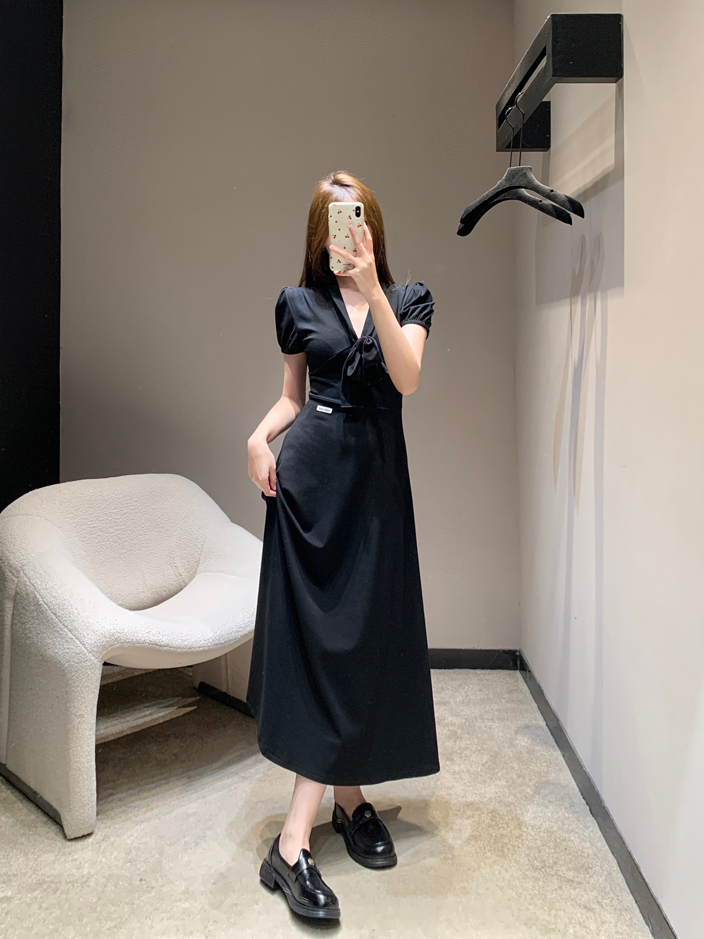 NO:717114,Mium*u 26Ss early spring new style black dress with straps and bow | Exclusively developed by yb!  Top quality production!  Selected high-count cotton blended fabrics are soft and skin-friendly. The drapey skirt swings gently with every step, outlining the smooth body curves. The strap bow at the neckline is the finishing touch of the design. The freely adjustable knot creates a smart V-neck. The short puff sleeves weaken the shoulder line and make it more delicate. The logo on the waist  The woven label hides ingenious details. From daily commuting to afternoon tea dates, a Miu style that can be handled casually and exquisitely will bring the romance and tenderness of early spring to your body. Ready for sale in S/M/L, miumiu, skirts, T-shirt,19860909Mium*u 26Ss早春新款 绑带蝴蝶结黑色连衣裙丨独家yb开发！顶级高版出品！精选高支棉混纺面料,触感软糯亲肤,垂坠的裙摆随步履轻摆,勾勒出流畅的身体曲线.领口处的绑带蝴蝶结是设计点睛之笔,可自由调节的结饰打造灵动V领,泡泡短袖弱化肩线更显娇俏,腰侧的标识织标暗藏细节巧思.从日常通勤到下午茶约会,一件即可拿捏随性又精致的Miu系风格,将早春的浪漫与温柔尽数穿在身上.现货发售S/M/L,,miumiu,skirts,T-shirt,,Women's clothing