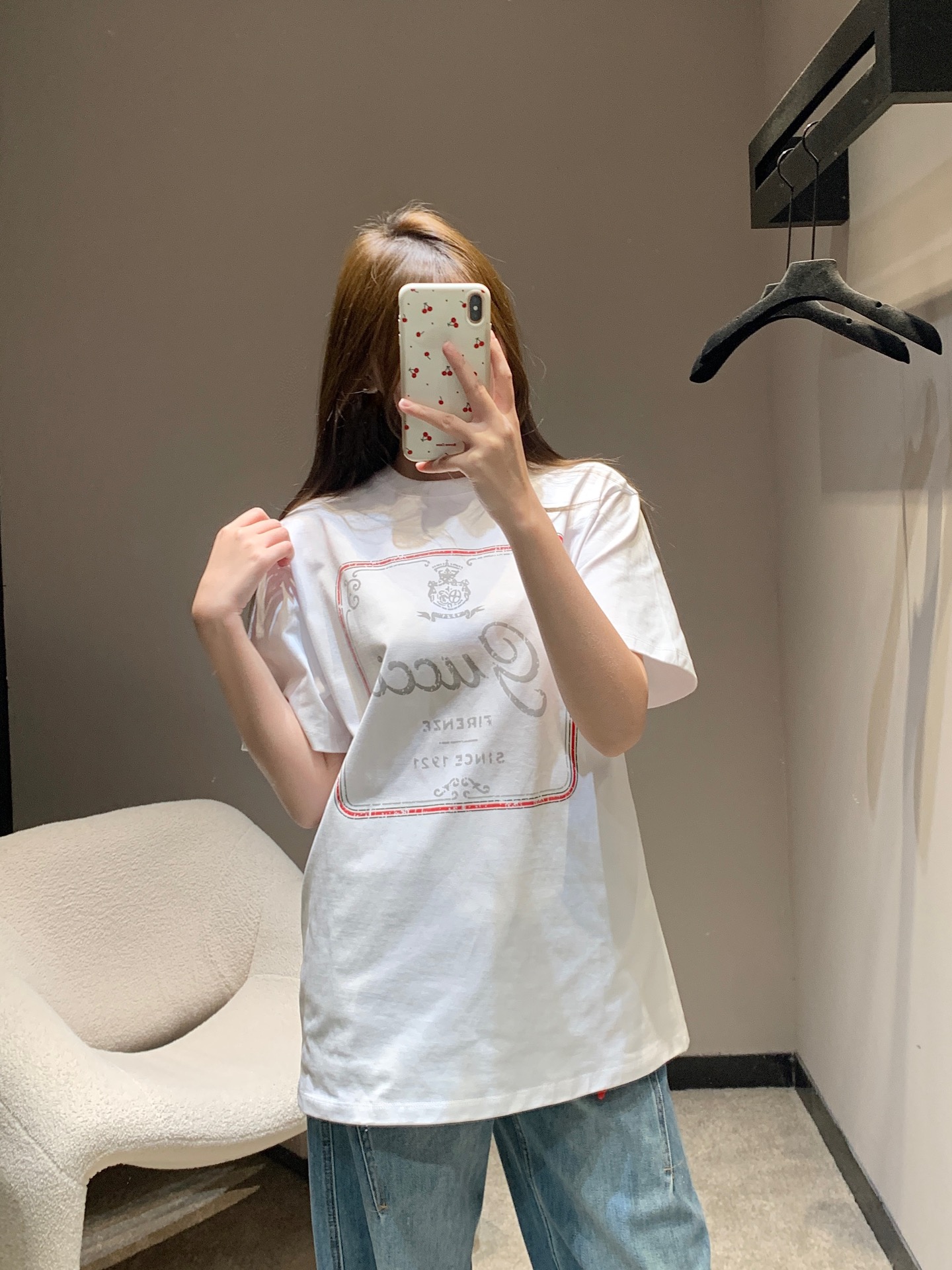 NO:732183,Gucc* 26Ss early spring new letter printed round neck short-sleeved T-shirt丨Exclusive high-end version!  Made of high-count combed cotton fabric, it feels soft and skin-friendly, with excellent drape. The loose silhouette is very friendly to all body types. The inverted letter print on the front is matched with a retro badge pattern, and the old gray and retro red are used to outline the academic atmosphere. The rectangular frame decorated with red edges makes the visual focus more prominent, breaking the monotony of the basic white T. Ready for sale S/M/L,, gucci, T-shirt, tees, t-shirt,19860909Gucc* 26Ss早春新款 字母印花圆领短袖T恤丨独家高版出品！选用高支精梳棉面料,触感软糯亲肤,垂坠感极佳,宽松廓形对各种身材都十分友好.正面的倒置字母印花搭配复古徽章图案,以做旧灰与复古红勾勒出学院派气息,红边装饰的矩形框线让视觉焦点更突出,打破了基础白T的单调.现货发售S/M/L,,gucci,T-shirt,tees，t-shirt,,Women's clothing
