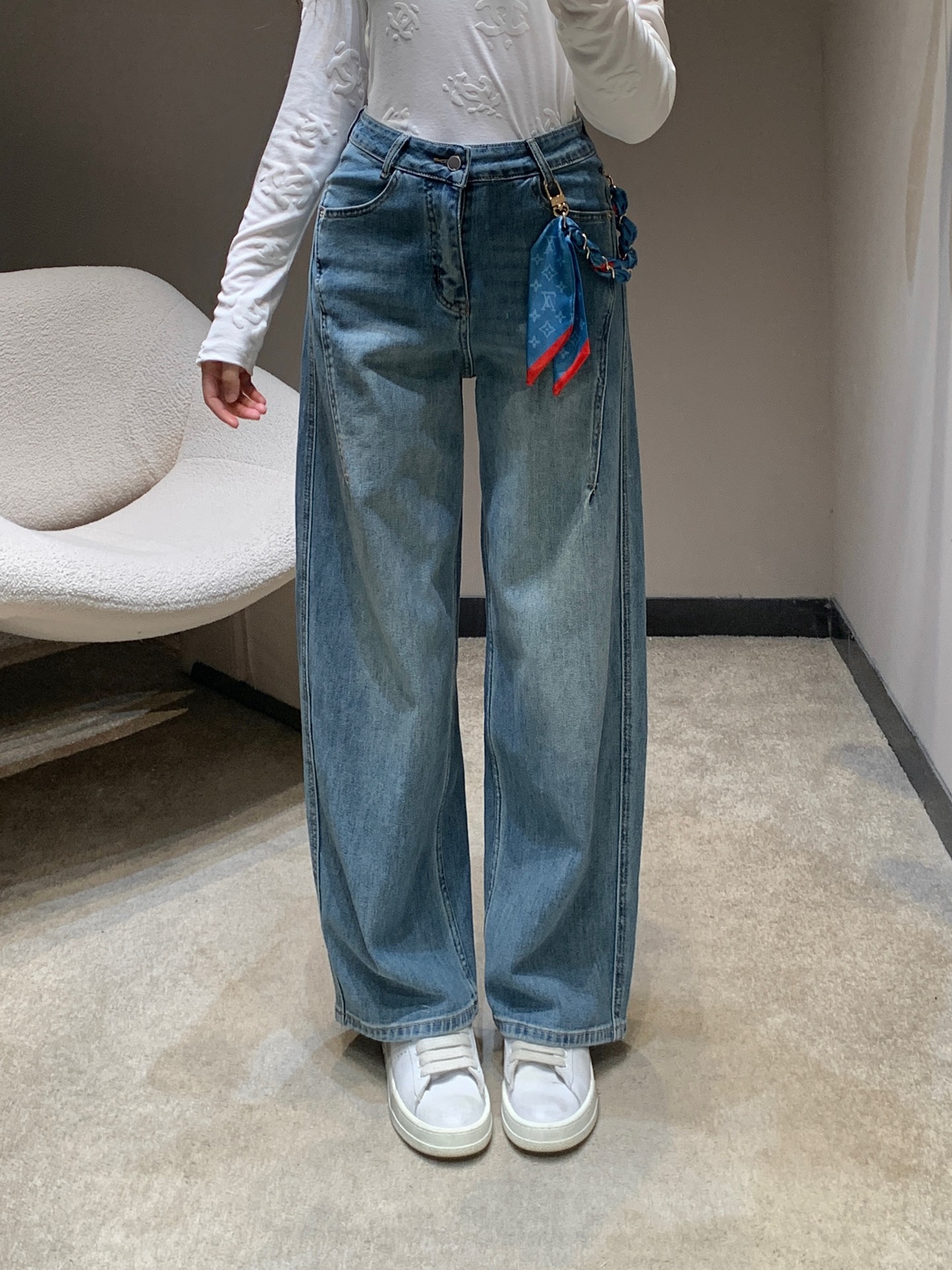 NO:717078,Louis V*itt*n 26SS early spring new style denim trousers with silk scarf chain decoration丨Exclusive high-end version!  Based on retro washed blue, the loose wide-leg version has a relaxed and casual street feel, which is a must-have in the early spring wardrobe. The iconic silk scarf chain hanging on the waist integrates the iconic Monogram elements into daily wear, making the basic style instantly have highly recognizable luxury details. Available in stock S/M/L,, louis vuitton,19860909Louis V*itt*n 26SS早春新款 丝巾链条装饰牛仔长裤丨独家高版出品！以复古水洗蓝为基底,宽松阔腿版型自带松弛随性的街头感,是早春衣橱里的百搭刚需.腰间标志性的丝巾链条挂饰,将标志性的Monogram元素融入日常穿搭,让基础款瞬间拥有高辨识度的奢华细节.现货发售S/M/L,,louis vuitton,,Women's clothing