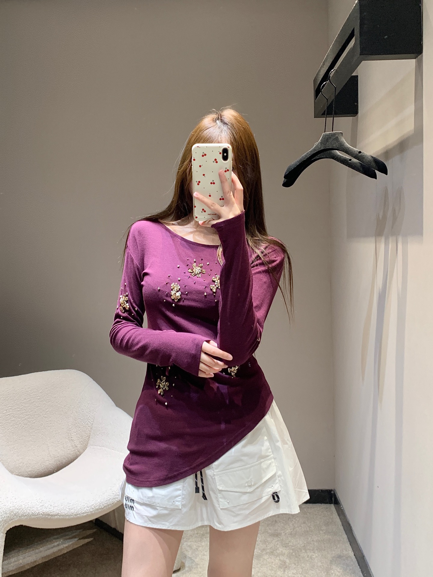 NO:717082,Miumi*26Ss early spring new style hand-embellished long-sleeved bottoming T-shirt丨Exclusive high-end version!  This bottoming shirt uses a rich berry purple as the base color, which is like wearing the romantic berry color of early spring on the body. The soft and skin-friendly fabric fits the body shape and outlines elegant curves. The body is decorated with hand-nailed crystal flowers, which shimmer under the refraction of light, giving the basic style an instant exquisite highlight. Ready for sale S/M/L,, miumiu, tees, t-shirt,19860909Miumi*26Ss早春新款 手工钉钻长袖打底T恤衫丨独家高版出品！这款打底衫以浓郁的浆果紫为底色,如同将早春的浪漫浆果色彩穿在身上.柔软亲肤的面料贴合身形,勾勒出优雅曲线.衣身点缀着手工钉制的水晶花朵,在光线折射下闪烁细碎光泽,让基础款瞬间拥有精致亮点.现货发售S/M/L,,miumiu,tees，t-shirt,,Women's clothing