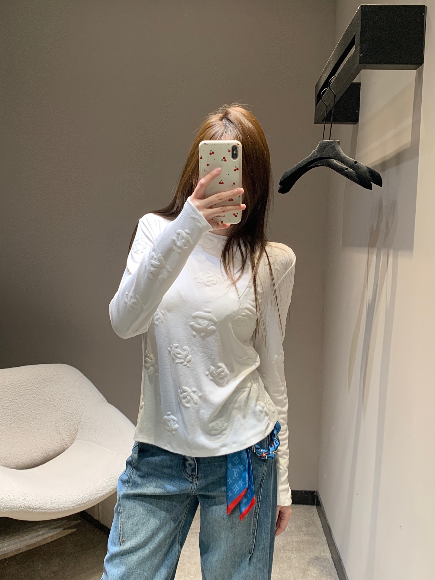 NO:717067,Chane* 25B Advanced Handicraft Workshop Series Double C flocking long-sleeved base T-shirt丨Exclusive high-end version!  Stretch knitted fabric is soft and skin-friendly and adapts to various body shapes. The cuffs and hem have fine seams. The iconic double C elements are reshaped with flocking technology. The suede texture has a low-key luxury feel. The light and shadow flow when you raise your hands. The texture and design are online at the same time. Suitable for daily commuting and layering jackets!  Available in stock S/M/L,,chanel,jackets & coats,tees,t-shirt,19860909Chane* 25B高级手工坊系列 双C植绒长袖打底T恤丨独家高版出品！ 弹力针织面料,柔润亲肤且适配多身形,袖口与下摆的细密锁边,标志性双C元素以植绒工艺重塑错落铺陈,绒面肌理自带低调奢感,抬手间光影流动,质感与设计感同频在线.日常通勤、叠穿外套皆适配！现货发售S/M/L,,chanel,jackets & coats,tees，t-shirt,,Women's clothing