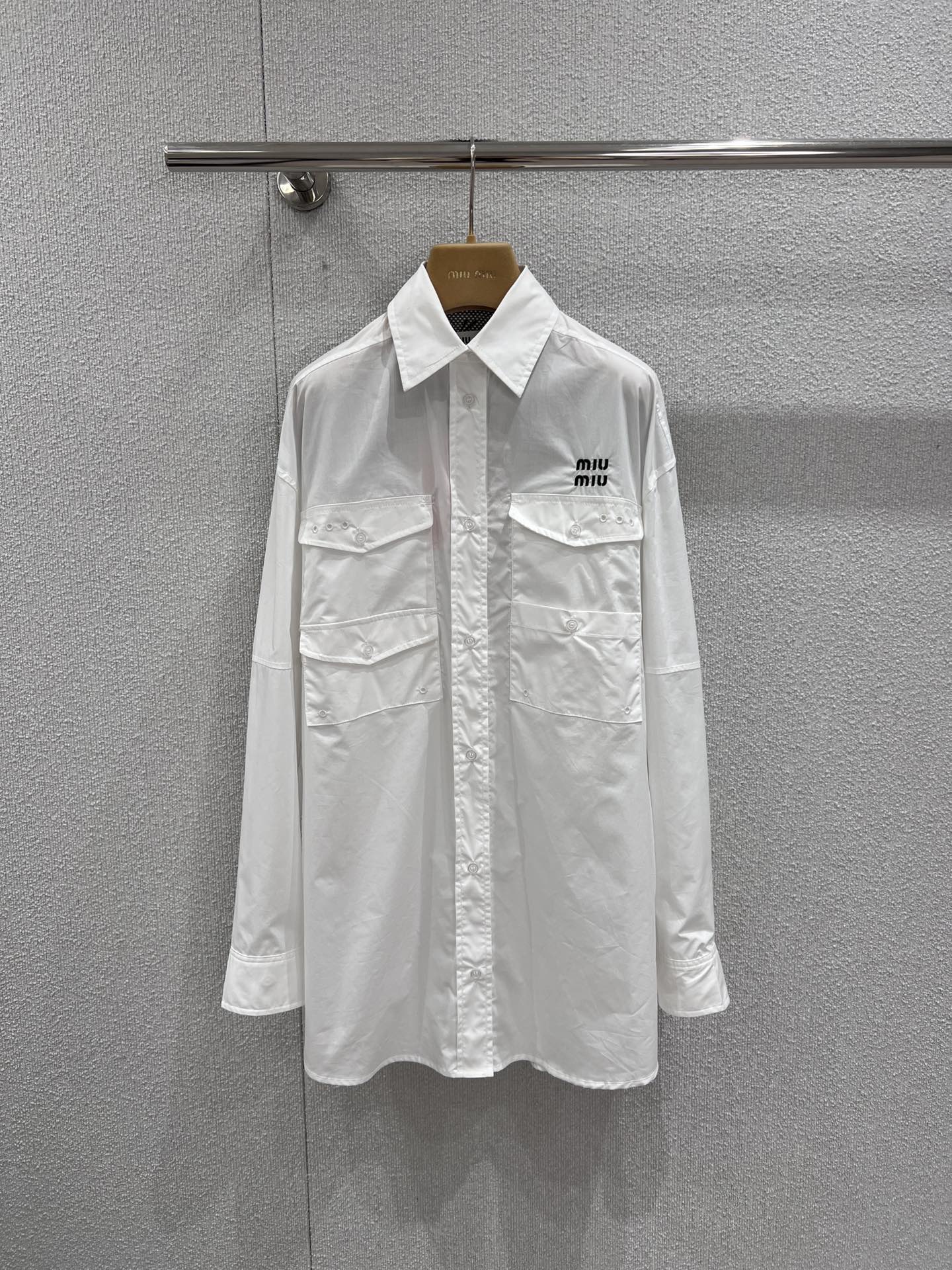 NO:717074,p, support exchange Miumi* 26Ss early spring new style large pocket work style loose shirt skirt丨exclusively developed by yb!  Top quality production!  Based on the classic white shirt, it combines workwear-style large pockets with a loose silhouette, perfectly balancing minimalism and spontaneity. The crisp cotton fabric has a sinewy feel, with adjustable sleeve loops and mini logo embroidery on the chest. It reveals exquisite details in the relaxed and casual style. It is a versatile item for early spring to create a variety of styles. Ready-made S/M/L real shot details, miumiu, skirts, shirts,19860909p, 支持换款Miumi* 26Ss早春新款 大口袋工装风宽松衬衫裙丨独家yb开发！顶级高版出品！以经典白衬衫为蓝本,融合工装风大口袋与宽松廓形,将极简与率性完美平衡.挺括的棉质面料自带筋骨感,搭配可调节袖袢与胸前的mini logo刺绣,在松弛随性中透出精致细节,是早春打造多风格造型的百搭单品.现货发售S/M/L实拍细节图,,miumiu,skirts,shirts,,Women's clothing