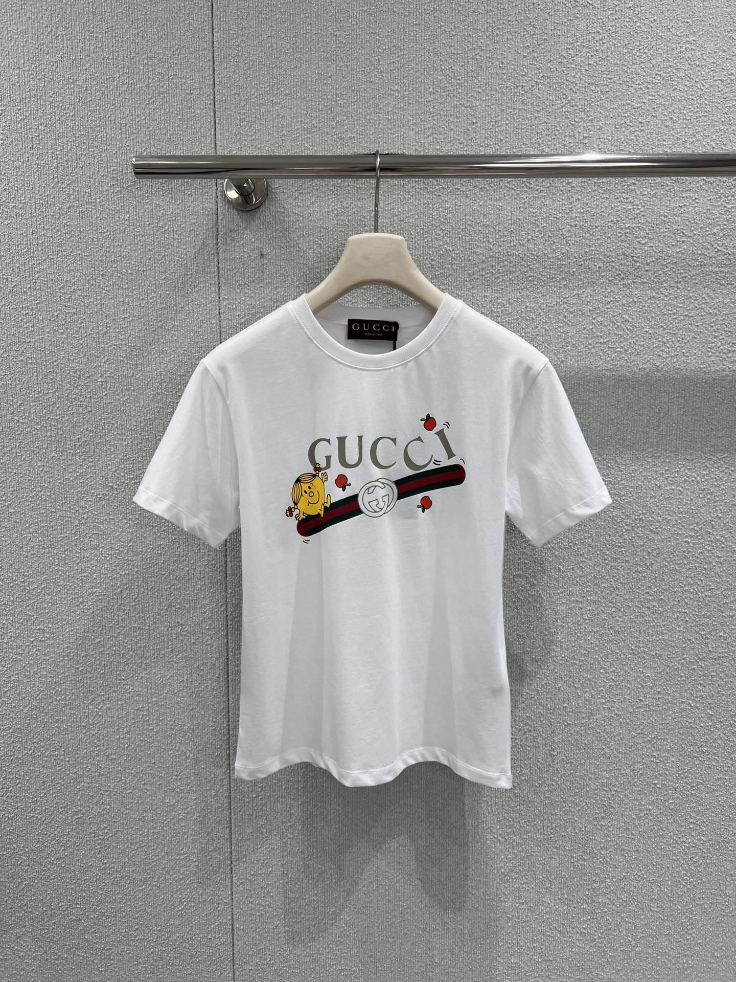 NO:717477,Support exchange Gucc* 26Ss early spring new style childlike printed round neck short-sleeved T-shirt丨exclusively developed by yb!  High quality production!  The classic red and green webbing has soft and cute minions jumping around, embellished with a few playful little apples, and the retro logo has also become vivid. The soft fufu pure cotton fabric upper body does not want to take off, and the round neck version is not flattering on the figure. It is refreshing and sweet when paired with jeans. When worn with a skirt, it instantly transforms into a retro girl. Wear it when you go out in early spring, and it will turn heads. It is now on sale. S/M/L real shot details, gucci, skirts, jeans, T-shirt, tees, t-shirt,19860909支持换款 Gucc* 26Ss早春新款 童趣印花圆领短袖T恤丨独家yb开发！高版出品！经典红绿织带上蹦跳着软萌小黄人,点缀几颗俏皮小苹果,复古logo也跟着变得鲜活起来.软fufu的纯棉面料上身就不想脱,圆领版型不挑身材,配牛仔裤是清爽甜妹,搭半裙又秒变复古少女,早春穿它出门,回头率直接拉满现货发售S/M/L实拍细节图,,gucci,skirts,jeans,T-shirt,tees，t-shirt,,Women's clothing