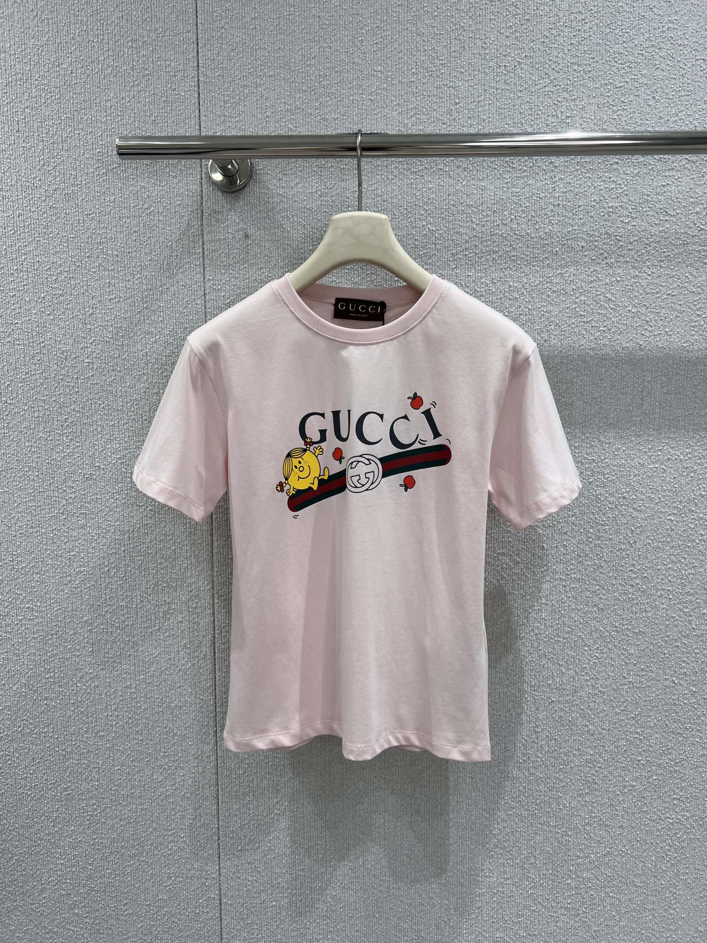 NO:717480,Support exchange Gucc* 26Ss early spring new style childlike printed round neck short-sleeved T-shirt丨exclusively developed by yb!  High quality production!  The classic red and green webbing has soft and cute minions jumping around, embellished with a few playful little apples, and the retro logo has also become vivid. The soft fufu pure cotton fabric upper body does not want to take off, and the round neck version is not flattering on the figure. It is refreshing and sweet when paired with jeans. When worn with a skirt, it instantly transforms into a retro girl. Wear it when you go out in early spring, and it will turn heads. It is now on sale. S/M/L real shot details, gucci, skirts, jeans, T-shirt, tees, t-shirt,19860909支持换款 Gucc* 26Ss早春新款 童趣印花圆领短袖T恤丨独家yb开发！高版出品！经典红绿织带上蹦跳着软萌小黄人,点缀几颗俏皮小苹果,复古logo也跟着变得鲜活起来.软fufu的纯棉面料上身就不想脱,圆领版型不挑身材,配牛仔裤是清爽甜妹,搭半裙又秒变复古少女,早春穿它出门,回头率直接拉满现货发售S/M/L实拍细节图,,gucci,skirts,jeans,T-shirt,tees，t-shirt,,Women's clothing