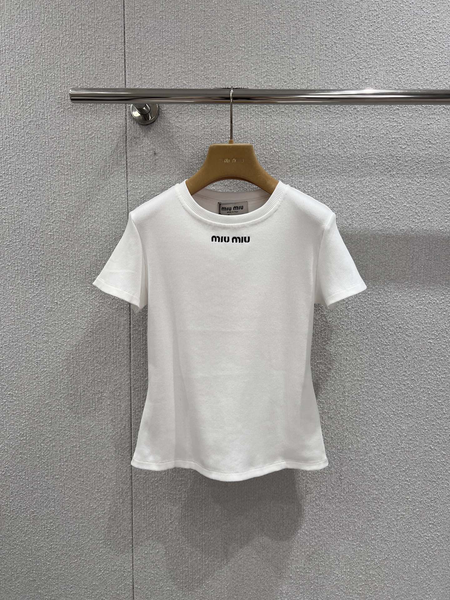 NO:717465,Support exchange MiuMi* 26Ss new spring and summer gray chest letter embroidered round neck short-sleeved T-shirt丨Exclusively developed by yb!  High quality production!  Imported high-thread-count pure cotton fabric has unrivaled texture!  The age-reducing girl’s temperament is versatile, and the classic slim-fit H-shaped version is great for slimming down!  A fashionable must-have item. The quality of workmanship depends on the details!  Available now, S/M/L real shot details,,miumiu,T-shirt,tees,t-shirt,19860909支持换款MiuMi* 26Ss春夏新款 灰色胸前字母刺绣圆领短袖T恤丨独家yb开发！高版出品！进口高支数纯棉面料质感无敌！减龄少女气质百搭,经典修身H版型巨减瘦！时髦必备单品.做工品质看细节！现货发售 S/M/L实拍细节图,,miumiu,T-shirt,tees，t-shirt,,Women's clothing