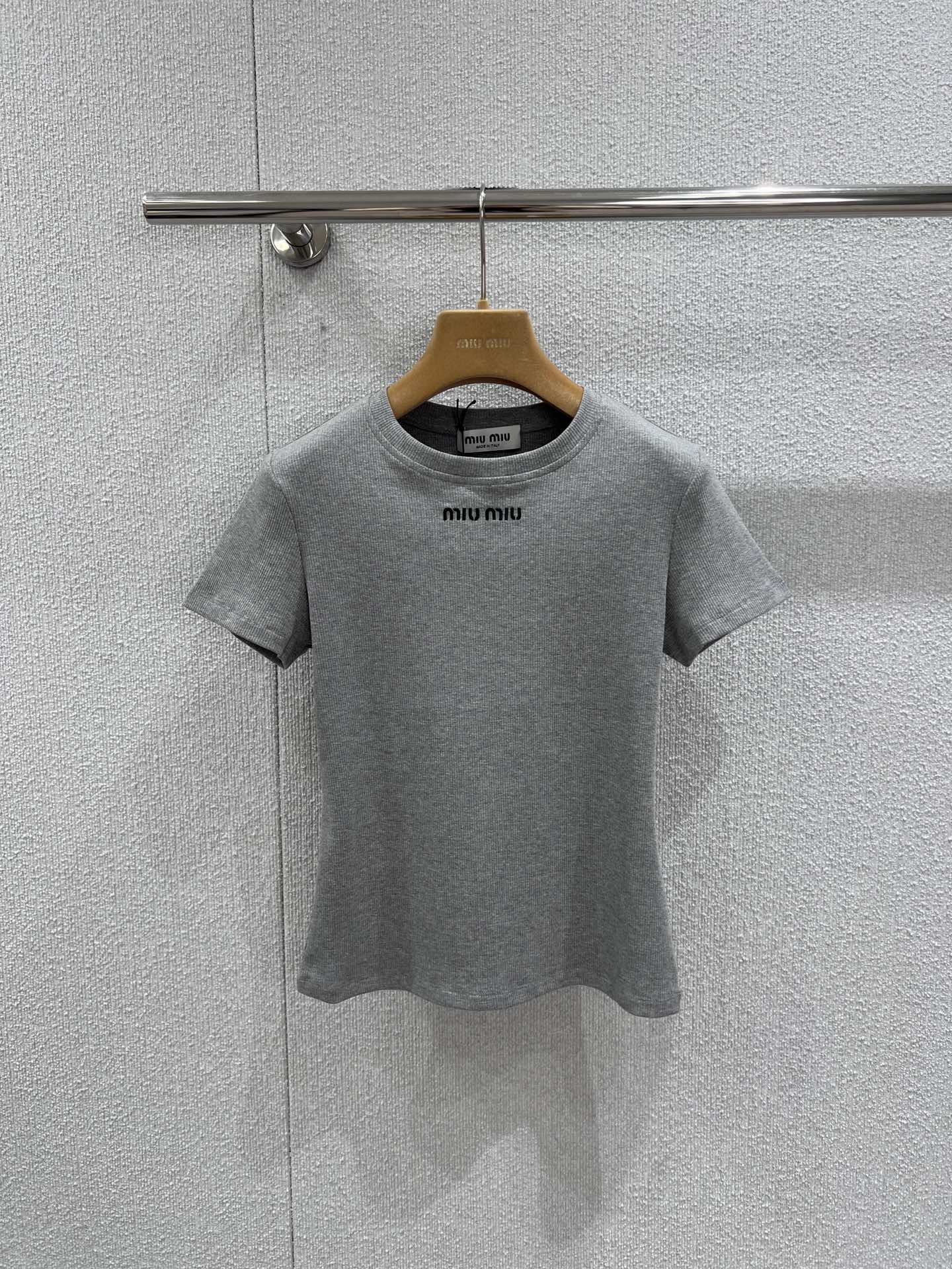 NO:717461,Support exchange MiuMi* 26Ss new spring and summer gray chest letter embroidered round neck short-sleeved T-shirt丨Exclusively developed by yb!  High quality production!  Imported high-thread-count pure cotton fabric has unrivaled texture!  The age-reducing girl’s temperament is versatile, and the classic slim-fit H-shaped version is great for slimming down!  A fashionable must-have item. The quality of workmanship depends on the details!  Available now, S/M/L real shot details,,miumiu,T-shirt,tees,t-shirt,19860909支持换款MiuMi* 26Ss春夏新款 灰色胸前字母刺绣圆领短袖T恤丨独家yb开发！高版出品！进口高支数纯棉面料质感无敌！减龄少女气质百搭,经典修身H版型巨减瘦！时髦必备单品.做工品质看细节！现货发售 S/M/L实拍细节图,,miumiu,T-shirt,tees，t-shirt,,Women's clothing