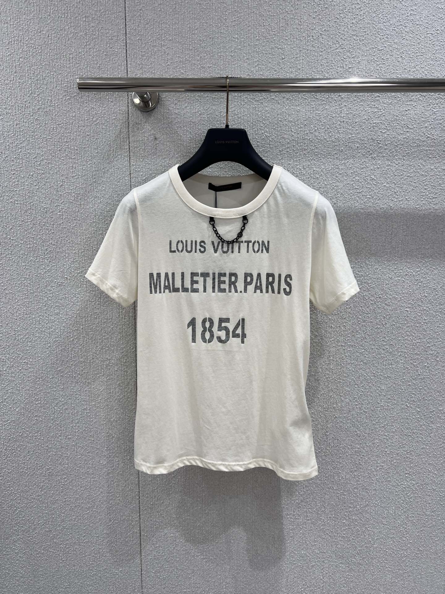 NO:717453,Support exchange Louis Vuitt*n 26Ss new spring and summer letter print chain round neck short-sleeved T-shirt丨Exclusive high-end version!  Imported cotton material, breathable and comfortable, full of texture. Regular short-sleeved T-shirt cut to highlight the brand style. The neckline is highlighted by a metal letter chain. The chest is decorated with a snowflake-like letter logo to highlight the high-end style. It is stylish and stylish when worn alone. S/M/L real-life detailed pictures for sale now, louis vuitton, T-shirt, tees, t-shirt,19860909支持换款 Louis Vuitt*n 26Ss春夏新款 字母印花链条圆领短袖T恤丨独家高版出品！进口全棉材质,透气舒适,质感十足 常规短袖T恤裁剪,凸显品牌格调 领口以金属字母链条作设计亮点 胸前用雪花感字母徽标装饰,彰显高级格调 单穿内搭都出彩时髦 现货发售S/M/L实拍细节图,,louis vuitton,T-shirt,tees，t-shirt,,Women's clothing