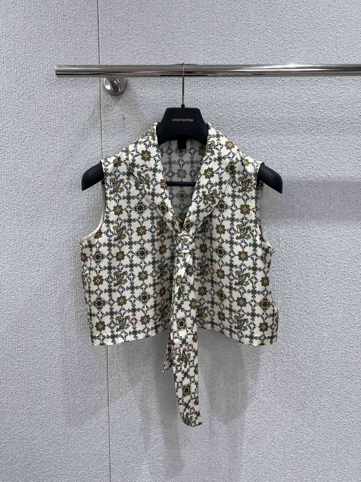 NO:717457,Support exchange Louis V*itt*n 26SS early spring new style versatile silk floating collar printed sleeveless short top丨exclusively developed by yb!  Top quality production!  With retro floral as the core element, it perfectly blends French elegance and modern casualness. The fine floral pattern on the off-white base is a collision of retro pastoral and urban sophistication, fresh and yet high-end. The short cut is neat and tall, just revealing the waistline proportions, and the floating neck design adds a sense of femininity, and can be tied  Bow or natural draping, you can switch the style as you like. Silk fabric feels silky and skin-friendly, with a soft light texture. Paired with overalls, it gives a relaxed and casual fashion. Paired with a skirt, it can be worn with a gentle and sweet girl style. It is a versatile top student in the early spring wardrobe. Ready-made S/M/L real shot details, Louis  vuitton,skirts,real silk,19860909支持换款 Louis V*itt*n 26SS早春新款 百搭真丝飘带领印花无袖短上衣丨独家yb开发！顶级高版出品！以复古碎花为核心元素,把法式优雅与现代随性完美融合.米白底上的细密碎花图案,是复古田园与都市精致感的碰撞,清新又不失高级.短款剪裁利落显高,恰好露出腰线比例,飘带领设计则增添了柔美感,可系成蝴蝶结或自然垂坠,风格随你切换.真丝面料触感丝滑亲肤,自带柔光质感,搭配工装裤是松弛随性的时髦感,配半裙又能穿出温柔甜妹风,是早春衣橱里的百搭尖子生.现货发售S/M/L实拍细节图,,louis vuitton,skirts,real silk,,Women's clothing