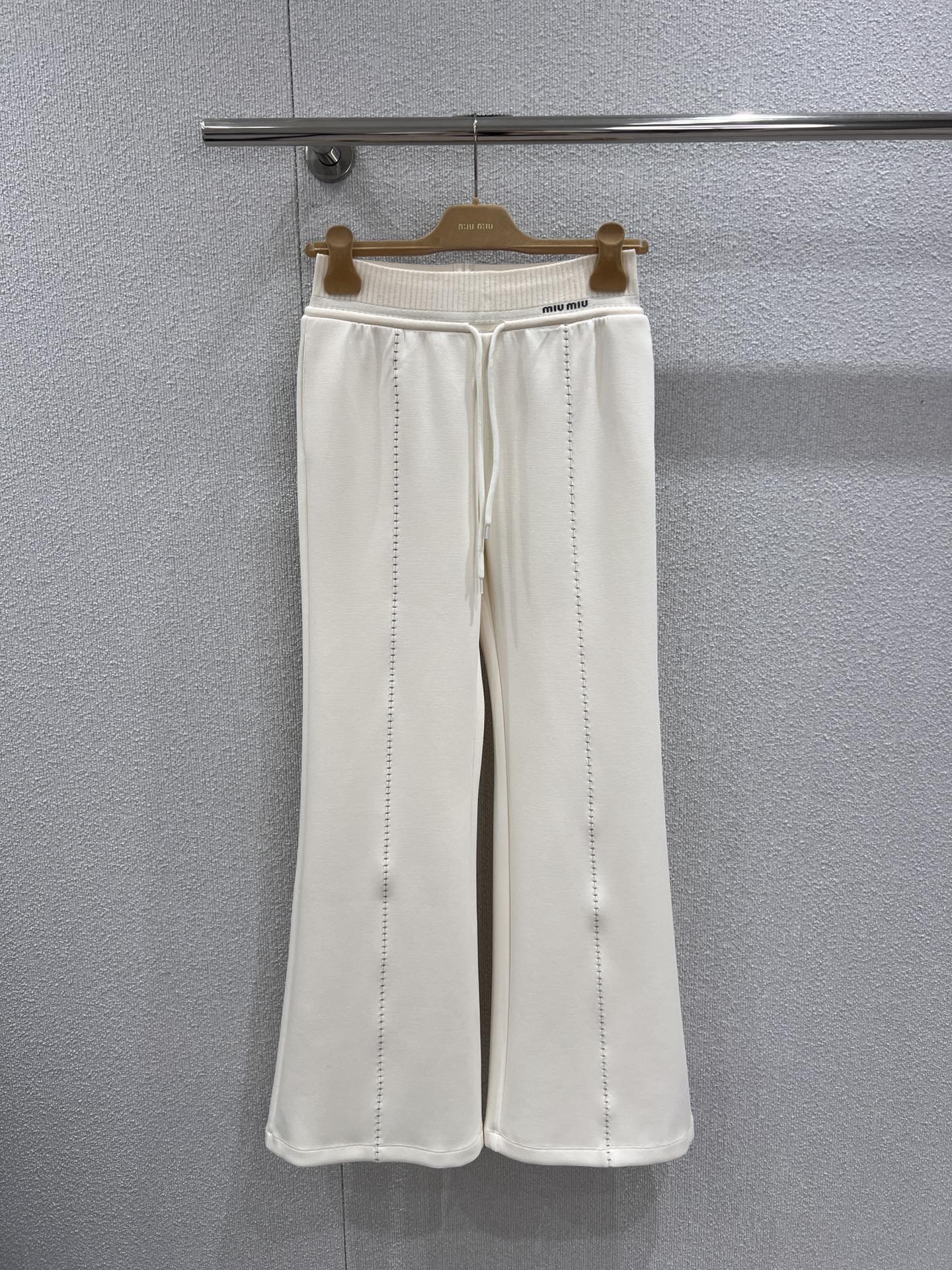 NO:730785,Support exchange MiuMi* 26Ss early spring new product micro-label dotted line drawstring casual trousers丨Exclusive high-end version!  It cleverly combines relaxation and sophistication. The high-waisted wide trousers have a lazy and casual atmosphere, and the neat dotted lines outline the smooth lines of the trousers, which is low-key and ingenious. The contrasting waistband is embellished with micro logos, and the drawstring design can be freely adjusted for tightness, which combines style and practicality. Whether it is  Pair it with a short top to create an American hottie style, or with a loose sweatshirt to create a relaxed feel, you can easily become a versatile ace in your spring wardrobe. Ready-made S/M/L real shot details,, miumiu, hoodie, sweatshirts,19860909支持换款 MiuMi* 26Ss早春新品 微标虚线条抽绳休闲长裤丨独家高版出品！将松弛感与精致感巧妙融合.高腰宽裤型自带慵懒随性氛围,利落的虚线条勾勒出裤身流畅线条,低调中透着巧思.撞色腰头点缀微标,抽绳设计可自由调节松紧,兼具造型感与实穿性.无论是搭配短款上衣打造美式辣妹风,还是配宽松卫衣营造松弛感,都能轻松成为春日衣橱的百搭王牌.现货发售S/M/L实拍细节图,,miumiu,hoodie,sweatshirts,,Women's clothing