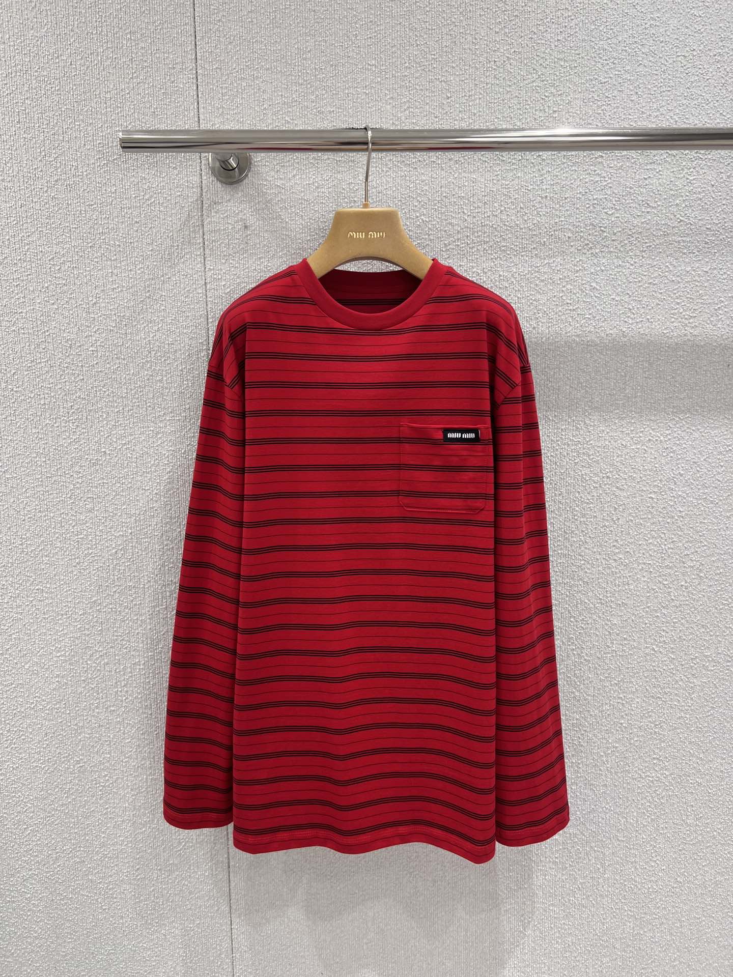 NO:717450,Support exchange Mium*u 26Ss early spring new red striped round neck long-sleeved T-shirt丨Exclusively developed by yb!  Top quality production!  The color combination of pure red + fine black lines is so eye-catching, bright and retro, and it will directly boost your vitality when worn. The loose version is very tolerant to the figure, and the dropped shoulder design is lazy and casual. When layered with white innerwear, the edges are exposed, and the atmosphere is directly awe-inspiring!  The fabric is soft but very sinewy, and it is super comfortable to wear close to the body. The small leather label details are even more low-key and elegant. Paired with a pleated skirt, I am a sweet girl. Paired with overalls, it is spicy and sassy. It can be worn casually when going out in early spring!  Wear red in the New Year to bring good luck and to be full of energy in daily wear. This trend is a must!  Ready-made S/M/L real-shot detailed pictures, miumiu, skirts, tees, t-shirts,19860909支持换款 Mium*u 26Ss早春新款 红色条纹圆领长袖T恤丨独家yb开发！顶级高版出品！正红+细黑纹的配色太戳人,明媚又复古,穿上直接把元气值拉满宽松版型对身材包容度超高,落肩设计慵懒随性,叠穿白内搭露出边边,氛围感直接封神！面料软乎乎的但很有筋骨,贴身穿超舒服,小皮标细节更是低调显贵搭配百褶裙是甜妹本妹,配工装裤又辣又飒,早春出街随便搭都赢很大！新年穿红讨个好彩头,日常穿也活力满满,这波必须冲！现货发售S/M/L实拍细节图,,miumiu,skirts,tees，t-shirt,,Women's clothing