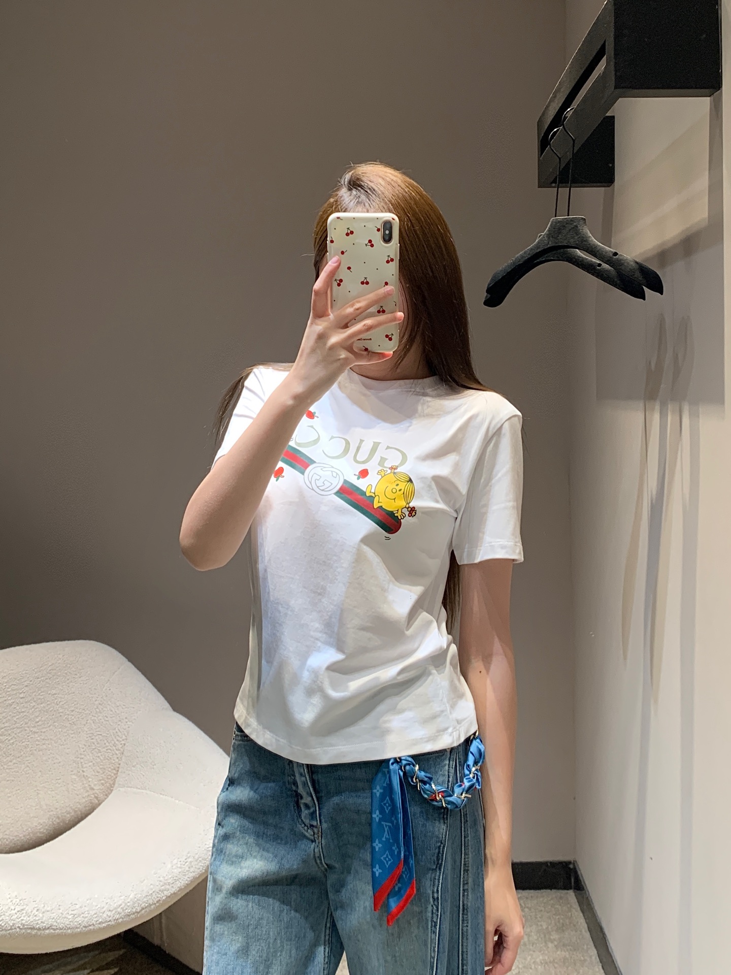 NO:717479,Gucc* 26Ss early spring new style childlike printed round neck short-sleeved T-shirt | Exclusively developed by yb!  High quality production!  The classic red and green ribbon has soft and cute minions bouncing around, embellished with a few playful little apples, and the retro logo has also become lively. The soft and fufu pure cotton fabric upper body does not want to be taken off, and the round neck version is not flattering on the figure. It is refreshing and sweet when paired with jeans. Paired with a skirt, it instantly transforms into a retro girl. Wear it out in early spring, and it will turn heads immediately. Ready-made S/M/L, gucci, skirts, jeans, T-shirt, tees, t-shirt,19860909Gucc* 26Ss早春新款 童趣印花圆领短袖T恤丨独家yb开发！高版出品！经典红绿织带上蹦跳着软萌小黄人,点缀几颗俏皮小苹果,复古logo也跟着变得鲜活起来.软fufu的纯棉面料上身就不想脱,圆领版型不挑身材,配牛仔裤是清爽甜妹,搭半裙又秒变复古少女,早春穿它出门,回头率直接拉满现货发售S/M/L,,gucci,skirts,jeans,T-shirt,tees，t-shirt,,Women's clothing