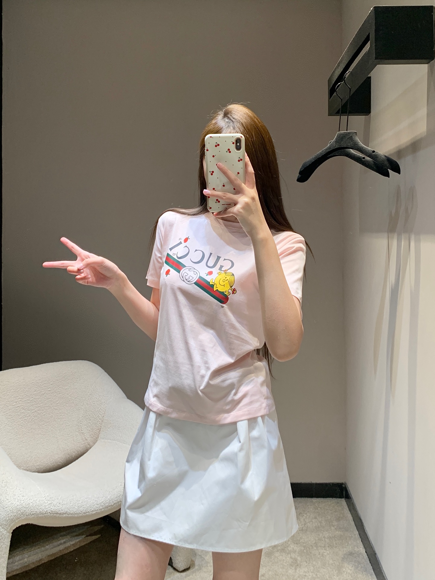 NO:717481,Gucc* 26Ss early spring new style childlike printed round neck short-sleeved T-shirt | Exclusively developed by yb!  High quality production!  The classic red and green ribbon has soft and cute minions bouncing around, embellished with a few playful little apples, and the retro logo has also become lively. The soft and fufu pure cotton fabric upper body does not want to be taken off, and the round neck version is not flattering on the figure. It is refreshing and sweet when paired with jeans. Paired with a skirt, it instantly transforms into a retro girl. Wear it out in early spring, and it will turn heads immediately. Ready-made S/M/L, gucci, skirts, jeans, T-shirt, tees, t-shirt,19860909Gucc* 26Ss早春新款 童趣印花圆领短袖T恤丨独家yb开发！高版出品！经典红绿织带上蹦跳着软萌小黄人,点缀几颗俏皮小苹果,复古logo也跟着变得鲜活起来.软fufu的纯棉面料上身就不想脱,圆领版型不挑身材,配牛仔裤是清爽甜妹,搭半裙又秒变复古少女,早春穿它出门,回头率直接拉满现货发售S/M/L,,gucci,skirts,jeans,T-shirt,tees，t-shirt,,Women's clothing