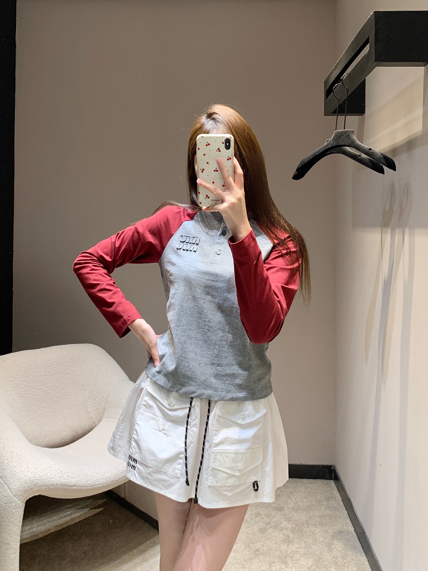 NO:717456,Miu M*u 26Ss early spring new style gray and red long-sleeved collar button T-shirt丨Exclusive high-end version!  Inspired by American retro baseball shirts, the classic raglan sleeve design is used to reshape the college style. The calm gray tones and warm red tones collide to create a vivid visual tension. The three-button detail on the neckline adds a sense of style. It can be opened to create a V-neck effect or buttoned to keep it neat. The three-dimensional appliqué logo on the chest is low-key and recognizable, and the soft cotton blended fabric has both  Comfortable and crisp, the fit is tailored to fit the body shape without being tight. Paired with a white work skirt, it is a sweet and cool girl style, and paired with jeans, it can be worn casually and relaxedly. It is a versatile item that can be worn layered or worn alone in early spring. Available in stock, S/M/L, miumiu, skirts, jeans, tees, t-shirt,19860909Miu M*u 26Ss早春新款 灰红拼袖长袖领扣T恤丨独家高版出品！以美式复古棒球衫为灵感,用经典插肩袖设计重塑学院风.沉稳灰调与热烈红调碰撞出鲜活的视觉张力,领口三颗纽扣细节增添了造型感,可敞开打造V领效果,也可扣合保持利落.胸前立体贴布绣Logo低调彰显辨识度,柔软的棉混纺面料兼具舒适度与挺括感,合身剪裁贴合身形却不紧绷.搭配白色工装裙是甜酷少女风,配牛仔裤又能穿出随性松弛感,是早春叠穿与单穿都出彩的百搭单品.现货发售S/M/L,,miumiu,skirts,jeans,tees，t-shirt,,Women's clothing