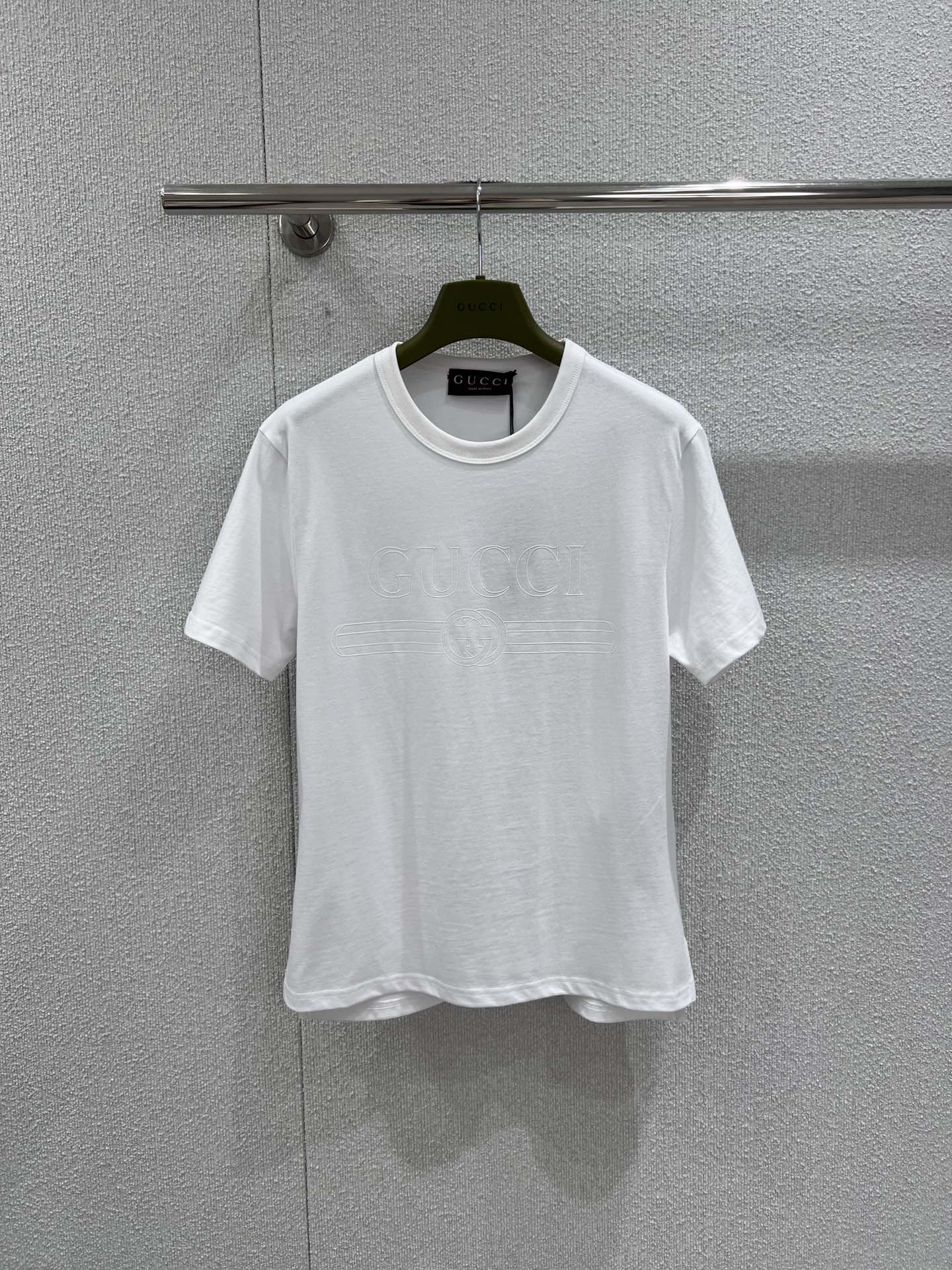NO:729778,Support exchange Gucc* 26Ss early spring new letter printed short-sleeved T-shirt丨Exclusive high-end version!  The logo is presented with a minimalist three-dimensional embossing process, which reveals a luxurious texture in a low-key manner. The high-count cotton fabric is selected, with a soft and breathable touch, and a neat silhouette that is not flattering on the figure. It is a timeless and versatile item in the wardrobe. Wear it alone and it is refreshing and neat, and layered with a jacket or shirt to add more layers. It can be easily adapted to daily commuting, weekend outings and other diverse scenes, so that simple outfits can also have a high-end aura. Ready-made S/M/L real shot details, gucci, jackets &  coats,shirts,T-shirt,tees,t-shirt,19860909支持换款 Gucc* 26Ss早春新款 字母印花短袖T恤丨独家高版出品！以极简的立体压印工艺呈现标识,低调中透出奢华质感.精选高支棉面料,触感柔软透气,廓形利落不挑身材,是衣橱里永不过时的百搭单品.单穿清爽利落,叠搭夹克或衬衫更显层次,轻松适配日常通勤、周末出街等多元场景,让简约穿搭也能自带高级气场.现货发售S/M/L实拍细节图,,gucci,jackets & coats,shirts,T-shirt,tees，t-shirt,,Women's clothing