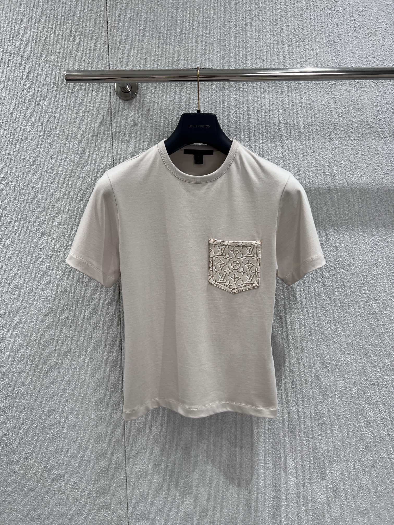 NO:717478,Support exchange Louis Vuit*on 26Ss early spring new style presbyopic pocket short-sleeved T-shirt丨Exclusively developed by yb!  Top quality production!  With a soft beige gray tone as the base color, the iconic Monogram presbyopia is integrated into the chest pocket, and exquisite craftsmanship is used to make the classic logo bloom in a low-key manner. The high-count pure cotton fabric is selected, soft and breathable to the touch, and the round neck is cut to fit neatly. The length of the garment is  Suitable for all kinds of high-waisted bottoms. Whether it is daily commuting or weekend outings, it can reveal a luxurious texture in simplicity. It is a versatile item that is both recognizable and practical in the early spring wardrobe. Ready stock S/M/L real shot details, Louis  vuitton,T-shirt,tees,t-shirt,19860909支持换款 Louis Vuit*on 26Ss早春新款 老花口袋短袖T恤丨独家yb开发！顶级高版出品！以柔和的米灰调为底色,在胸前口袋处融入标志性的Monogram老花,用精致工艺让经典标识低调绽放.甄选高支数纯棉面料,触感软糯透气,圆领剪裁利落贴合,衣长适配各类高腰下装.无论是日常通勤还是周末出游,都能在简约中透出奢华质感,是早春衣橱里兼具辨识度与实穿性的百搭单品.现货发售S/M/L实拍细节图,,louis vuitton,T-shirt,tees，t-shirt,,Women's clothing