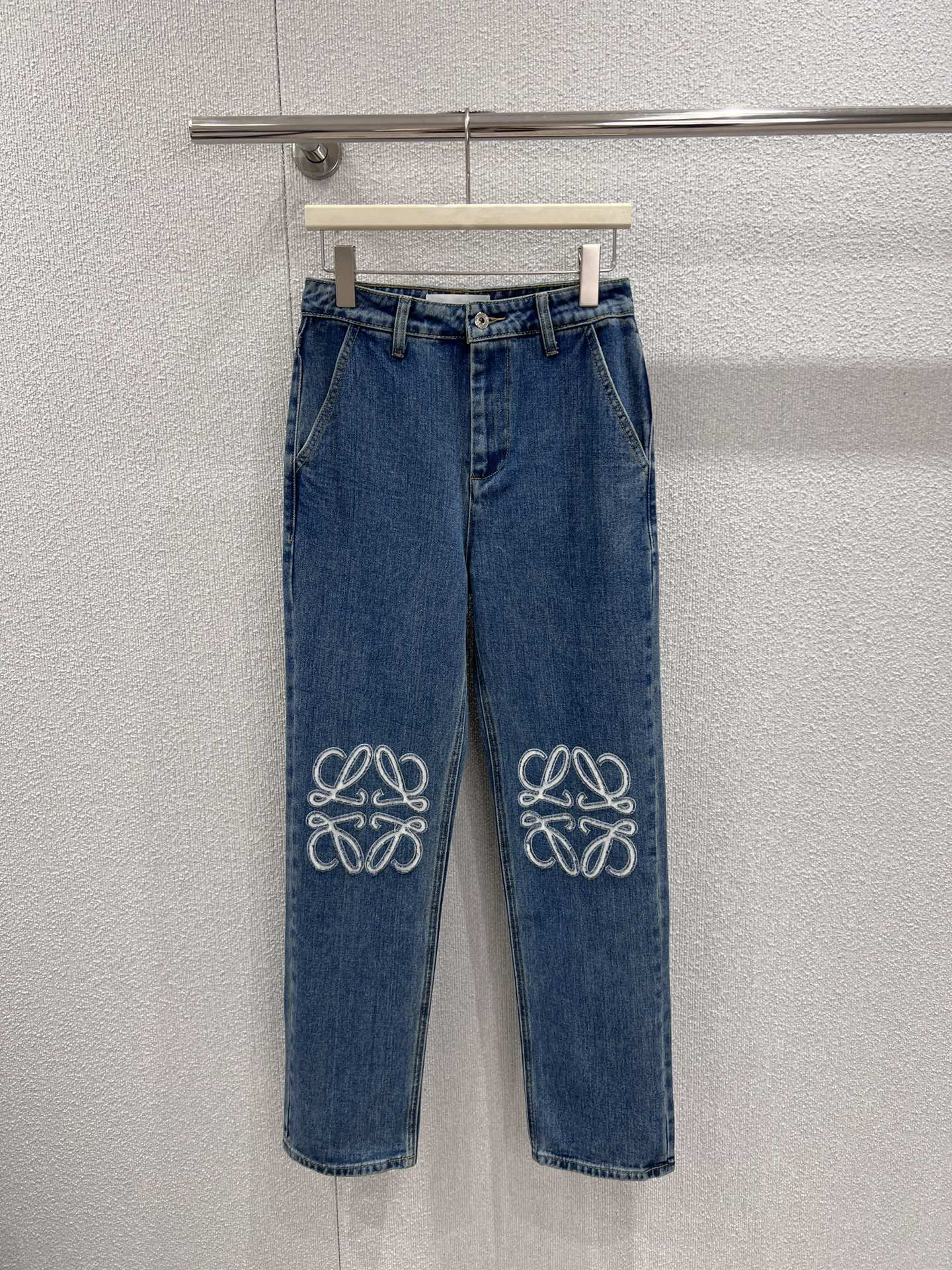 NO:730762,Support exchange Loew* 26Ss early spring new style classic laser hollow straight jeans丨Exclusively developed by yb!  High quality production!  ZP bought Jiuwaila, which is made of washed denim fabric, with hollowed-out Anagrams on the knees. I made three prototypes and finally adjusted it to the perfect version. It can be called a slimming artifact. It looks great no matter how you match it. It perfectly restored YB’s L*EWE embossed cow leather label patch and the exclusive molded hardware buckle. The production cost is very high. The nostalgic and retro washed blue is fashionable and high-end. The texture is super good, the mid-high waist version, and the upper body is very comfortable. It is definitely the kind of style that you will fall in love with at first sight.  Spot sale 26/27/28/29/30 real shot details,,loewe,jeans,cowhide,19860909支持换款 Loew* 26Ss早春新款 经典款激光镂空直筒牛仔裤丨独家yb开发！高版出品！ZP购入久等啦采用水洗单宁布制成,膝盖处饰有镂空Anagram出了三次样板 最后才调整到完美的版型可以称为显瘦神器随便怎么搭配都超好看完美还原了 YB的 L*EWE 压纹牛皮革标签贴片,以及独家开模的五金扣制作成本非常高怀旧复古的水洗蓝时髦高级质感超级好,中高腰版型,上身非常舒服绝对是那种一眼就爱上的款 现货发售26/27/28/29/30实拍细节图,,loewe,jeans,cowhide,,Women's clothing