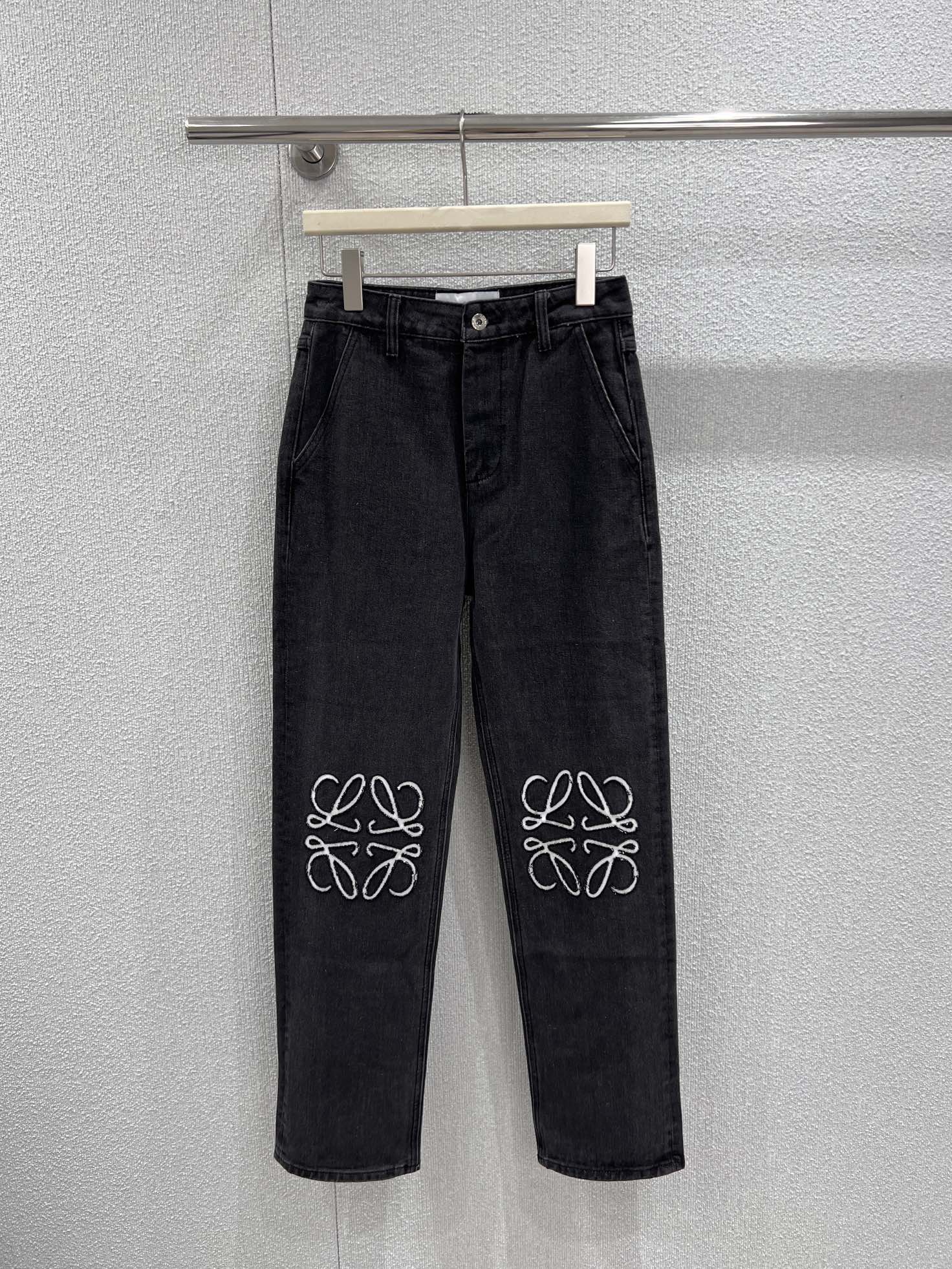 NO:730816,Support exchange Loew* 26Ss early spring new style classic laser hollow straight jeans丨Exclusively developed by yb!  High quality production!  ZP bought Jiuwaila, which is made of washed denim fabric, with hollowed-out Anagrams on the knees. I made three prototypes and finally adjusted it to the perfect version. It can be called a slimming artifact. It looks great no matter how you match it. It perfectly restored YB’s L*EWE embossed cow leather label patch and the exclusive molded hardware buckle. The production cost is very high. The nostalgic and retro washed blue is fashionable and high-end. The texture is super good, the mid-high waist version, and the upper body is very comfortable. It is definitely the kind of style that you will fall in love with at first sight.  Spot sale 26/27/28/29/30 real shot details,,loewe,jeans,cowhide,19860909支持换款 Loew* 26Ss早春新款 经典款激光镂空直筒牛仔裤丨独家yb开发！高版出品！ZP购入久等啦采用水洗单宁布制成,膝盖处饰有镂空Anagram出了三次样板 最后才调整到完美的版型可以称为显瘦神器随便怎么搭配都超好看完美还原了 YB的 L*EWE 压纹牛皮革标签贴片,以及独家开模的五金扣制作成本非常高怀旧复古的水洗蓝时髦高级质感超级好,中高腰版型,上身非常舒服绝对是那种一眼就爱上的款 现货发售26/27/28/29/30实拍细节图,,loewe,jeans,cowhide,,Women's clothing