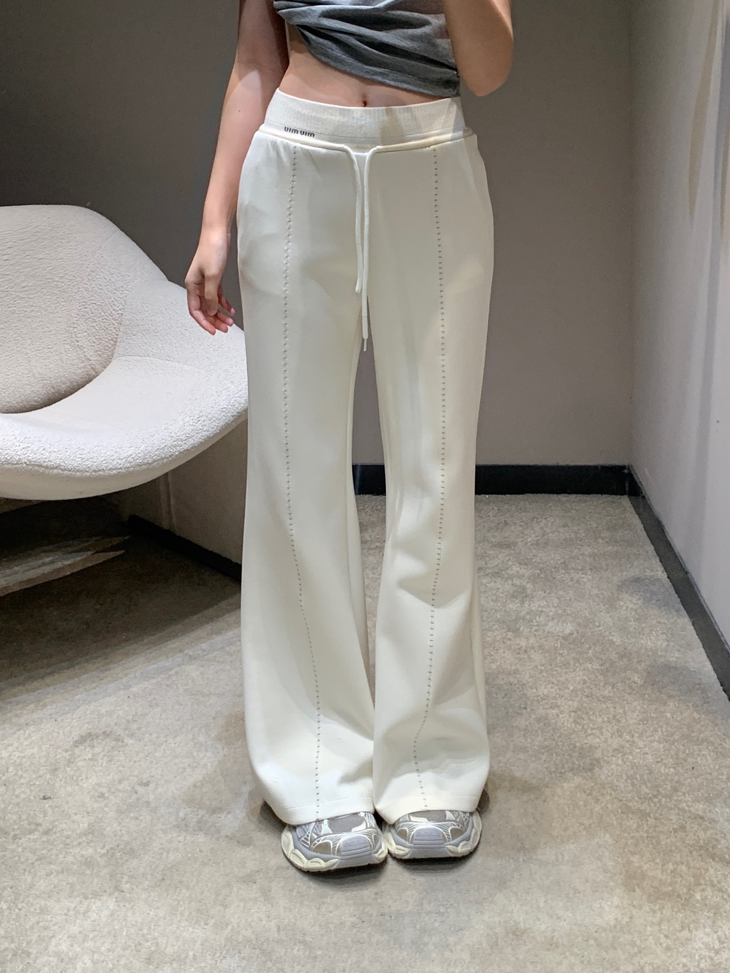 NO:730793,MiuMi* 26Ss early spring new product micro-marked dotted line drawstring casual trousers丨Exclusive high-end version!  It cleverly combines relaxation and sophistication. The high-waisted and wide trousers have a lazy and casual atmosphere, and the neat dotted lines outline the smooth lines of the trousers, which is low-key and ingenious. The contrasting waistband is embellished with micro logos, and the drawstring design can be freely adjusted for tightness, which combines style and practicality.  Whether paired with a short top to create an American hottie style, or a loose sweatshirt to create a relaxed feel, it can easily become a versatile ace in the spring wardrobe. Available now in S/M/L, miumiu, hoodie, sweatshirts,19860909MiuMi* 26Ss早春新品 微标虚线条抽绳休闲长裤丨独家高版出品！将松弛感与精致感巧妙融合.高腰宽裤型自带慵懒随性氛围,利落的虚线条勾勒出裤身流畅线条,低调中透着巧思.撞色腰头点缀微标,抽绳设计可自由调节松紧,兼具造型感与实穿性.无论是搭配短款上衣打造美式辣妹风,还是配宽松卫衣营造松弛感,都能轻松成为春日衣橱的百搭王牌.现货发售S/M/L,,miumiu,hoodie,sweatshirts,,Women's clothing